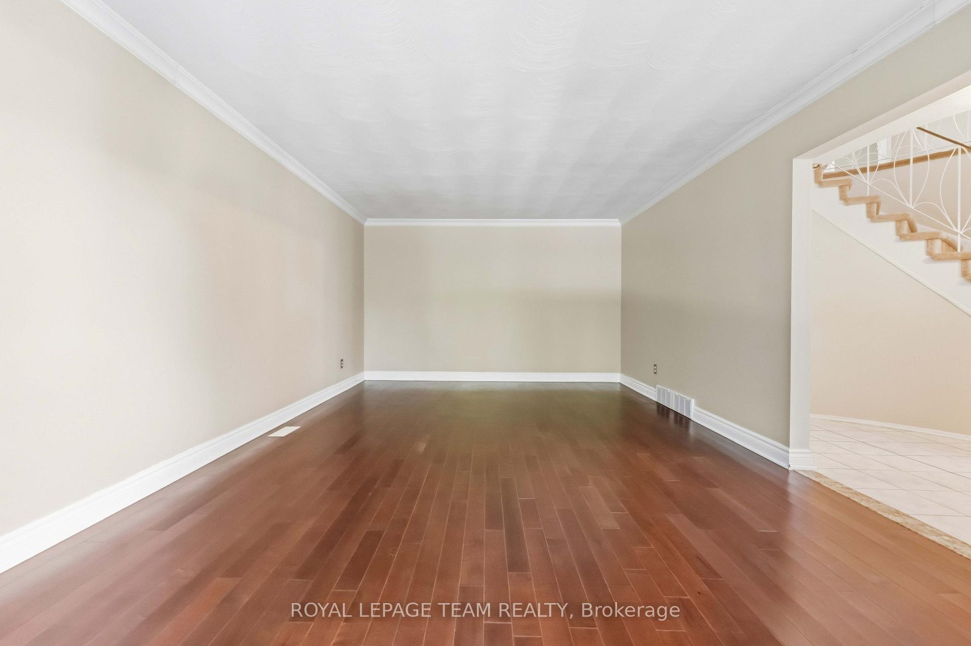 Photo 4 of 19 Amberwood Crescent, Ottawa, Pineglen/Country Place — HOMEH