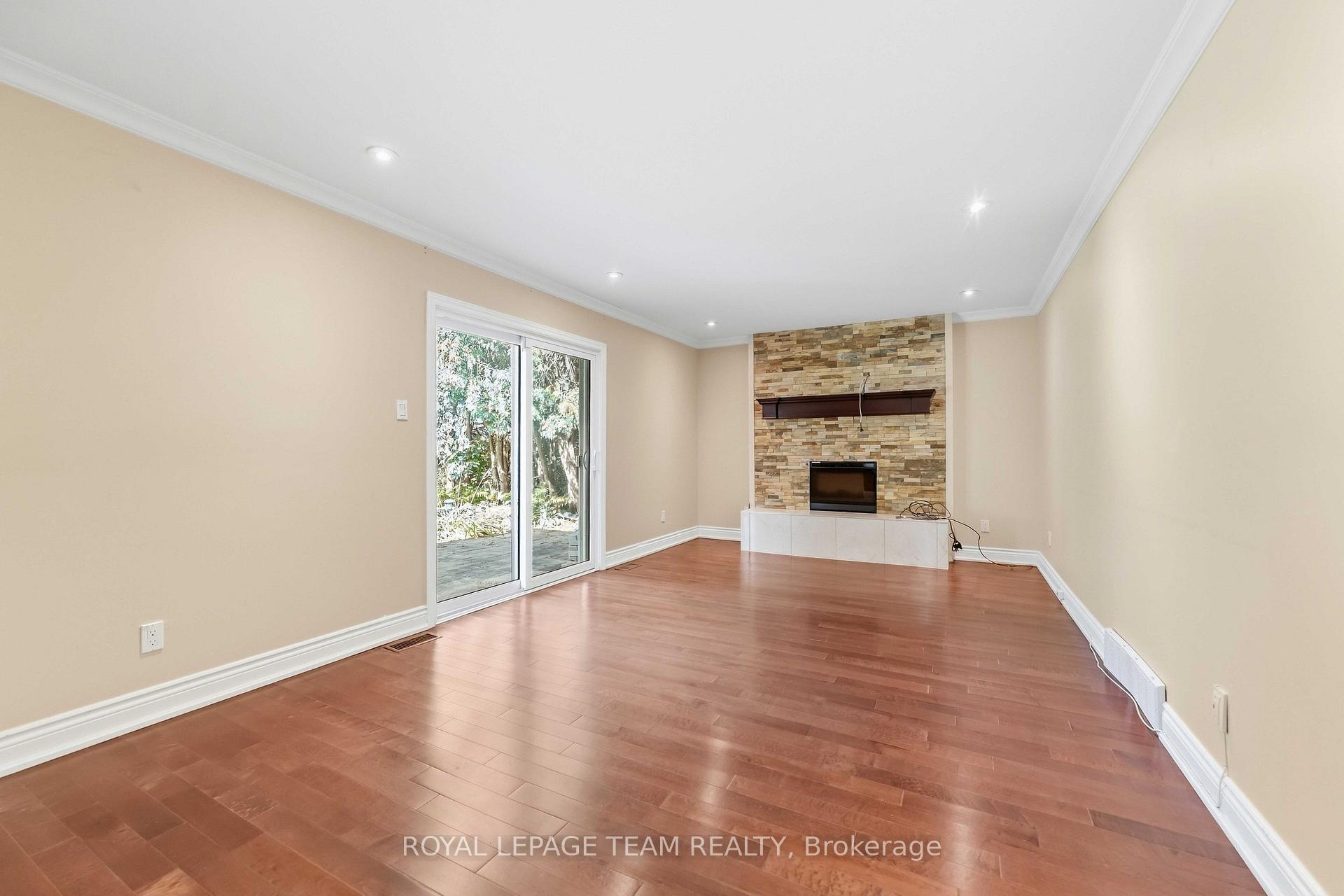 Photo 12 of 19 Amberwood Crescent, Ottawa, Pineglen/Country Place — HOMEH