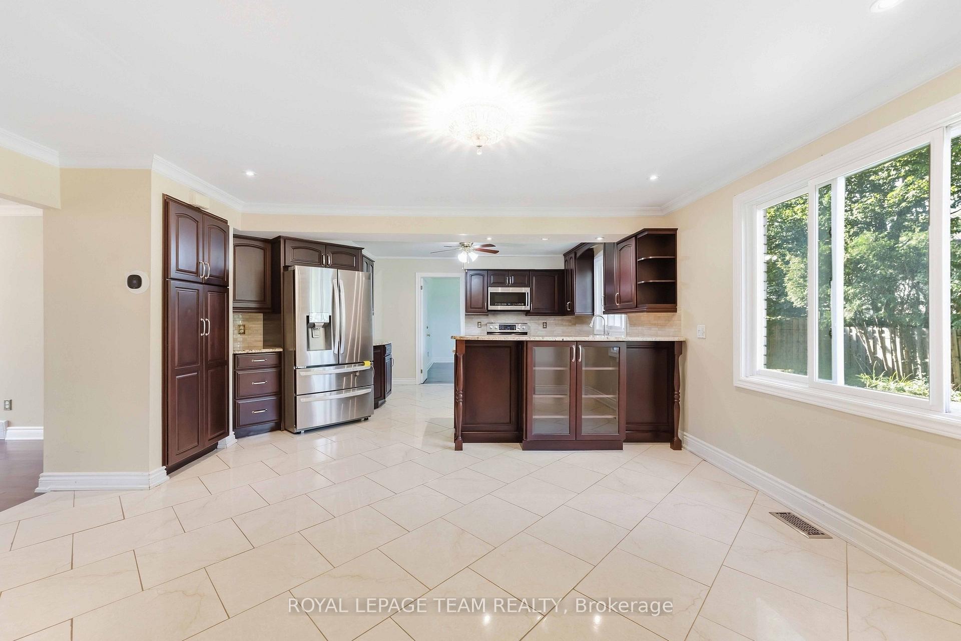 Photo 15 of 19 Amberwood Crescent, Ottawa, Pineglen/Country Place — HOMEH