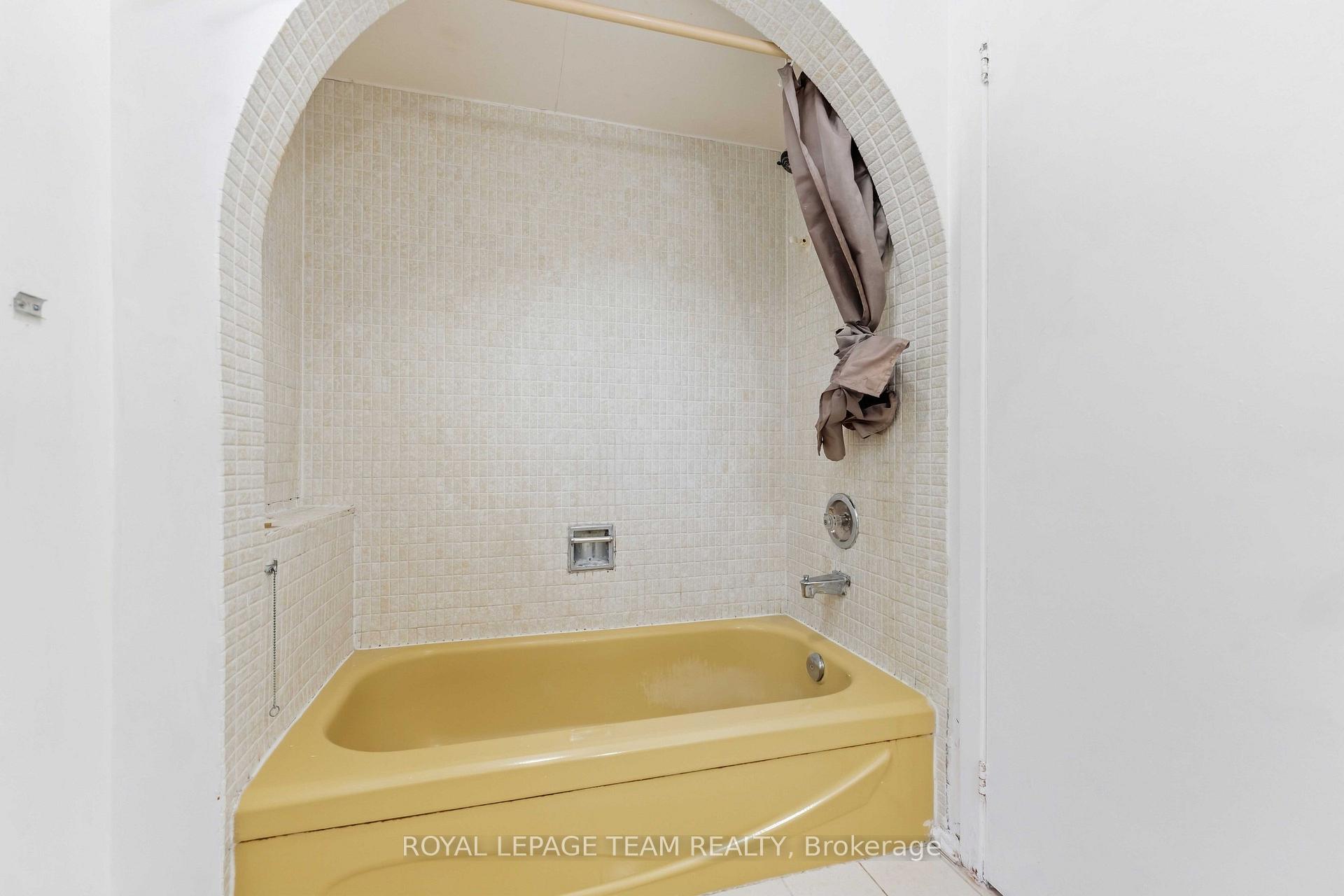 Photo 33 of 19 Amberwood Crescent, Ottawa, Pineglen/Country Place — HOMEH