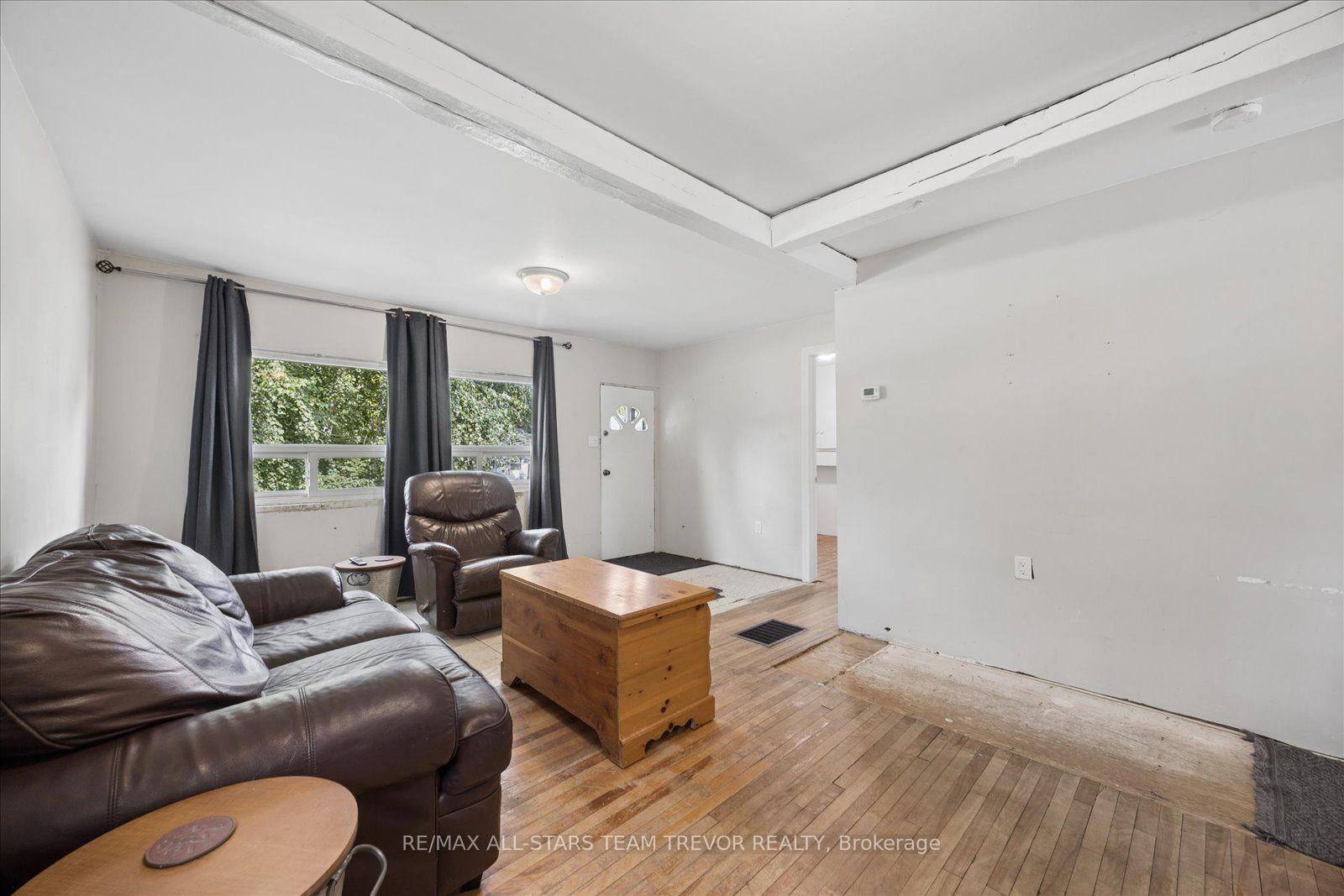 Photo 3 of 215 Elm Avenue, Georgina, Keswick South — HOMEH