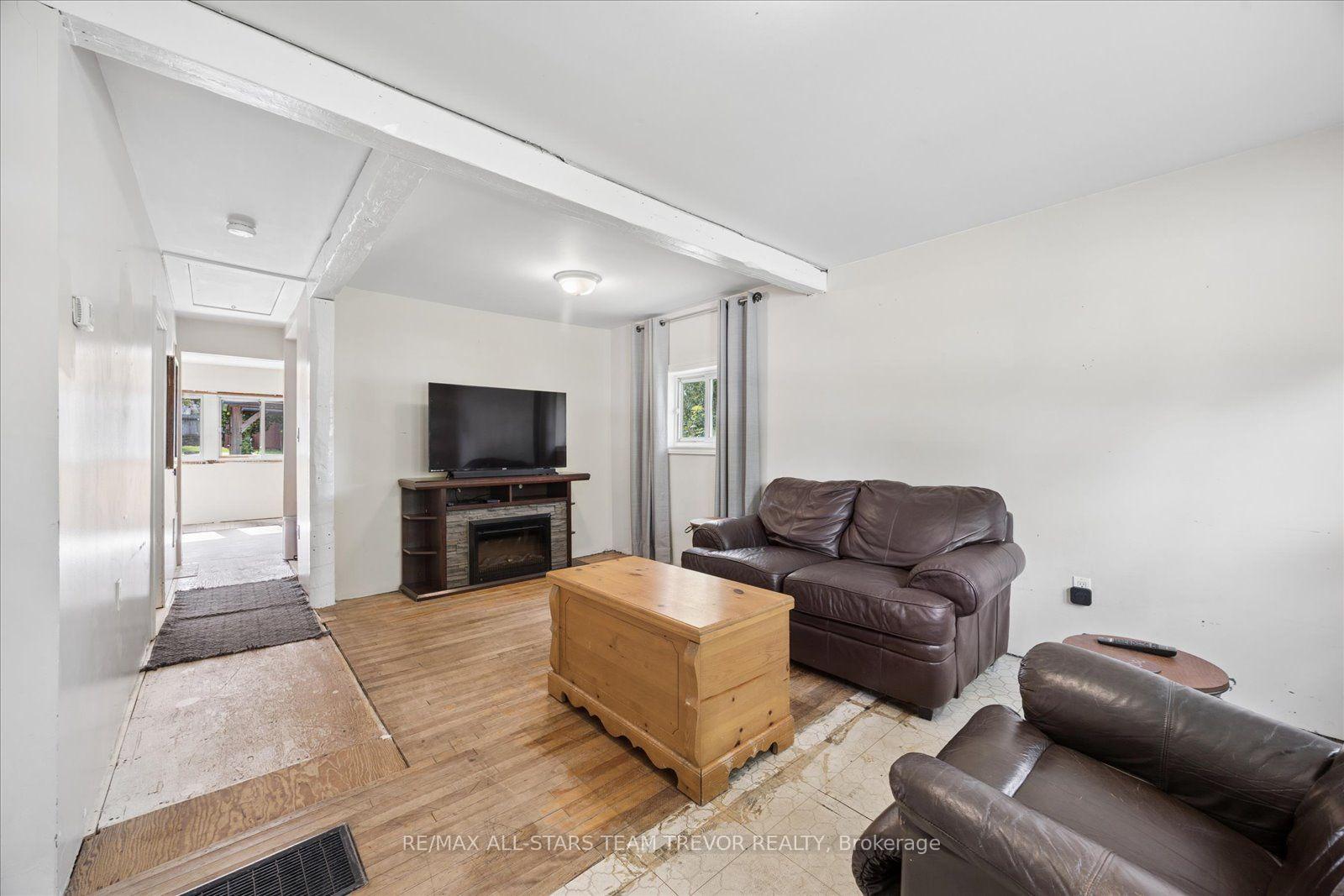Photo 4 of 215 Elm Avenue, Georgina, Keswick South — HOMEH