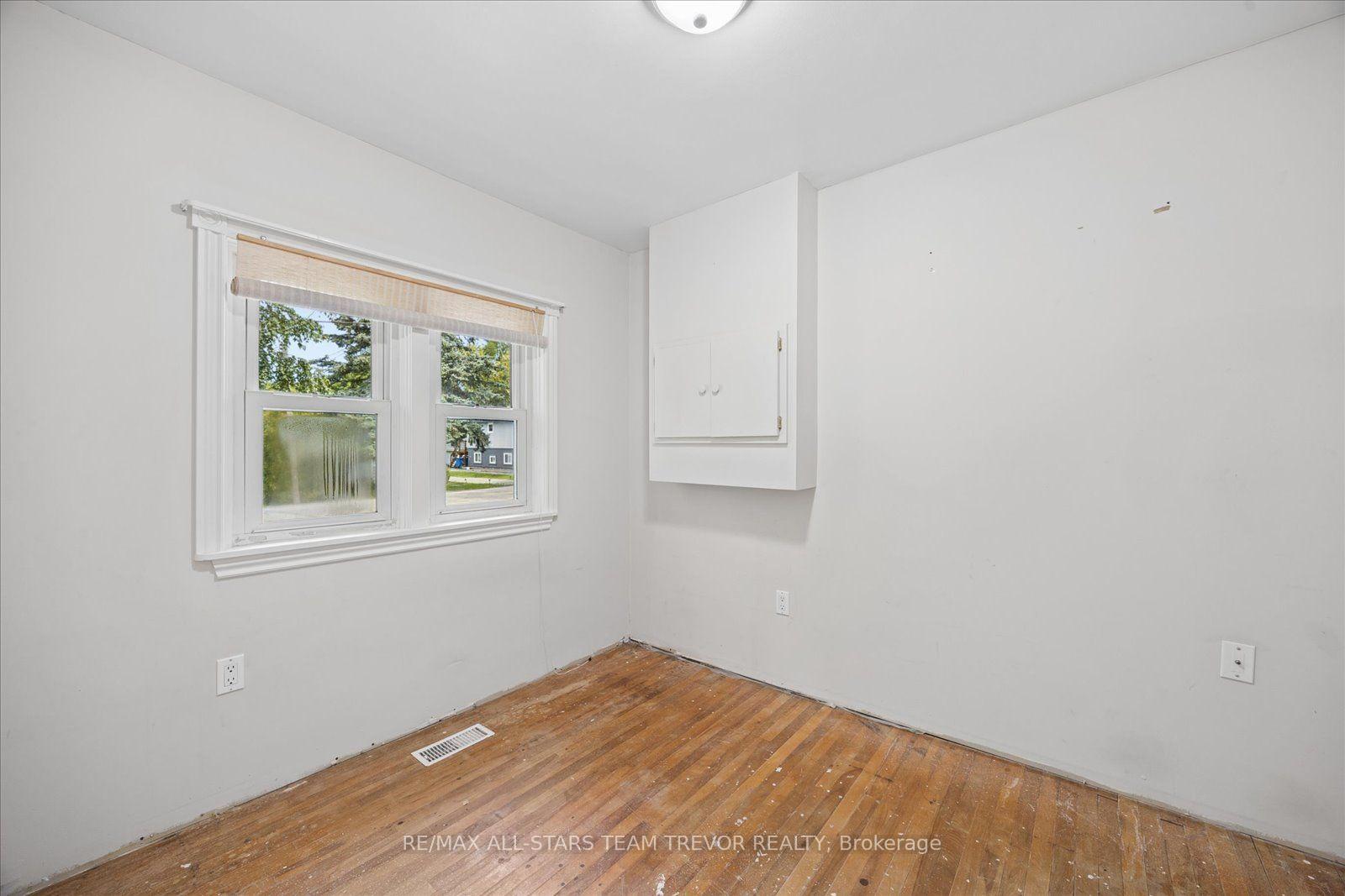 Photo 13 of 215 Elm Avenue, Georgina, Keswick South — HOMEH