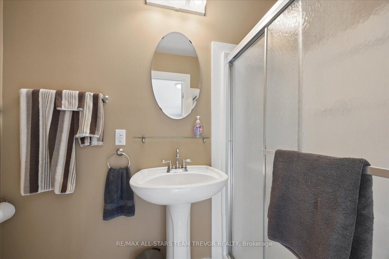 Photo 15 of 215 Elm Avenue, Georgina, Keswick South — HOMEH