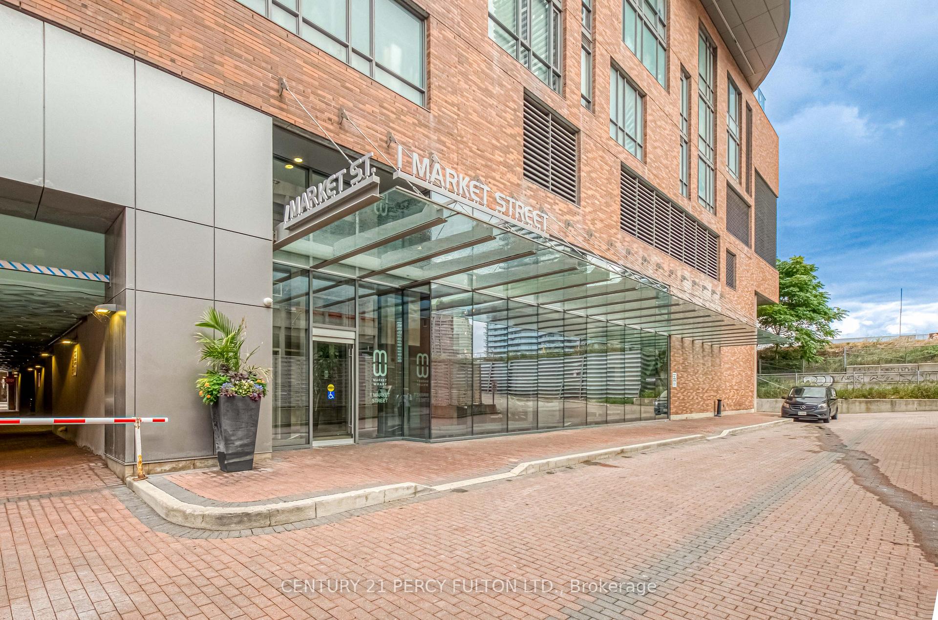 Photo 4 of Unit 801, 1 Market Street, Toronto, Waterfront Communities — HOMEH