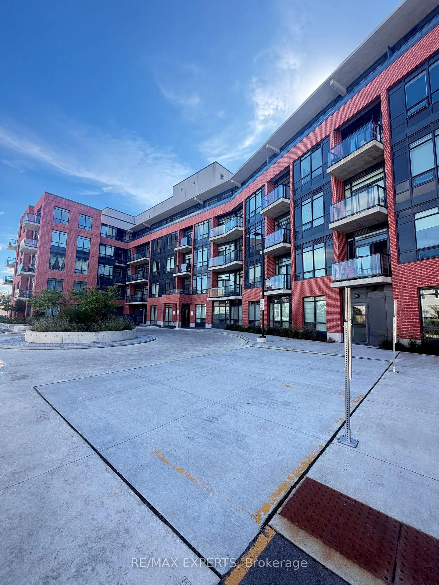 Photo 3 of Unit 518, 1010 Dundas Street E, Whitby, Pringle Creek — HOMEH