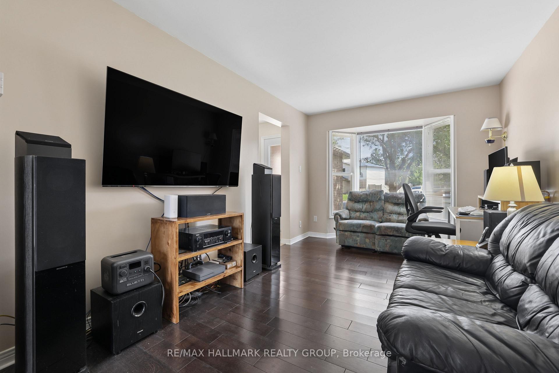 Photo 4 of 27 Brando Crescent, Ottawa, Hunt Club Park/Greenboro — HOMEH