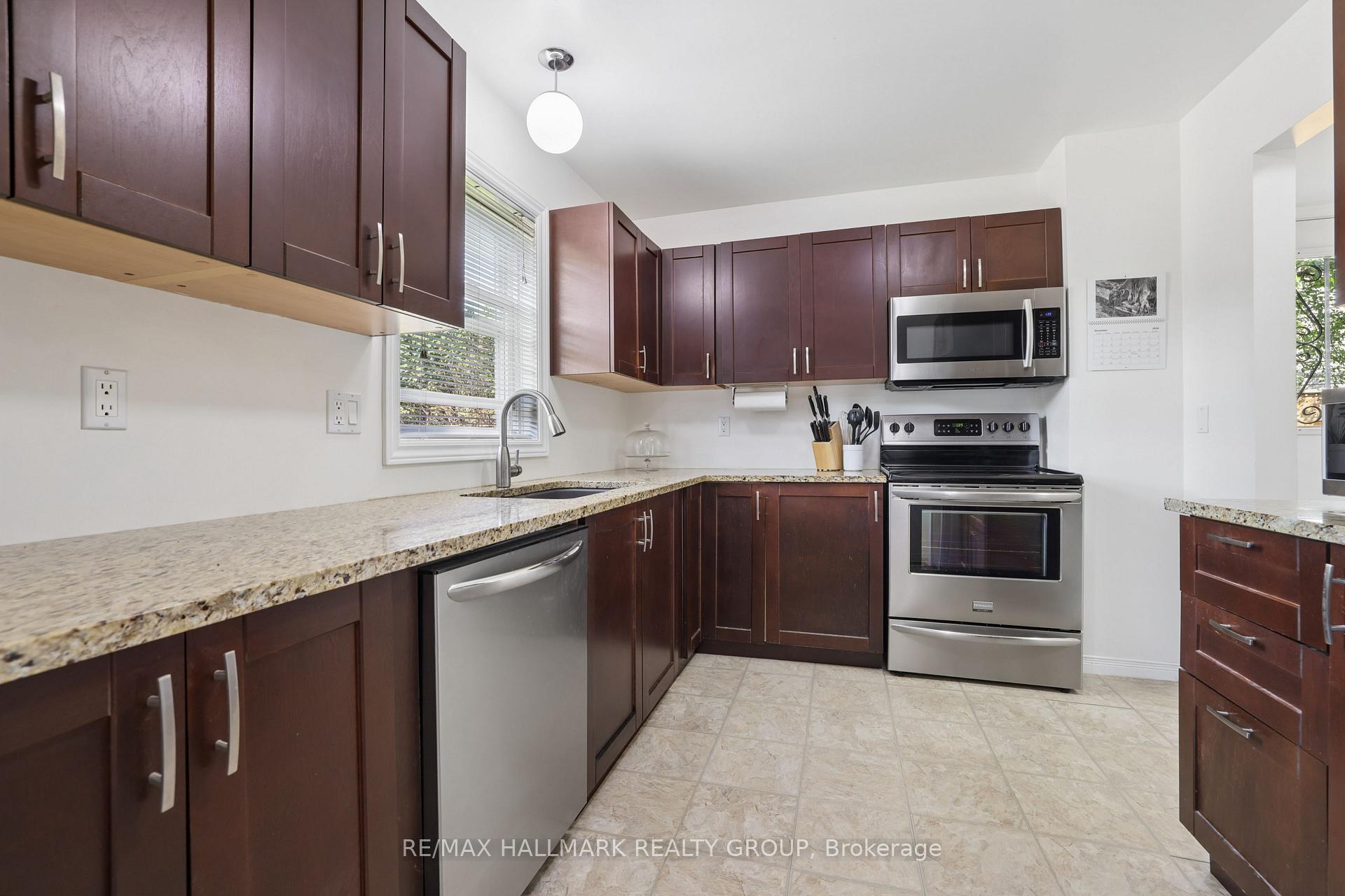 Photo 8 of 27 Brando Crescent, Ottawa, Hunt Club Park/Greenboro — HOMEH
