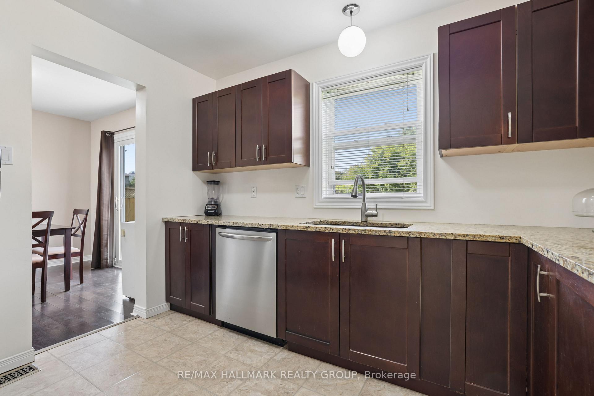 Photo 10 of 27 Brando Crescent, Ottawa, Hunt Club Park/Greenboro — HOMEH