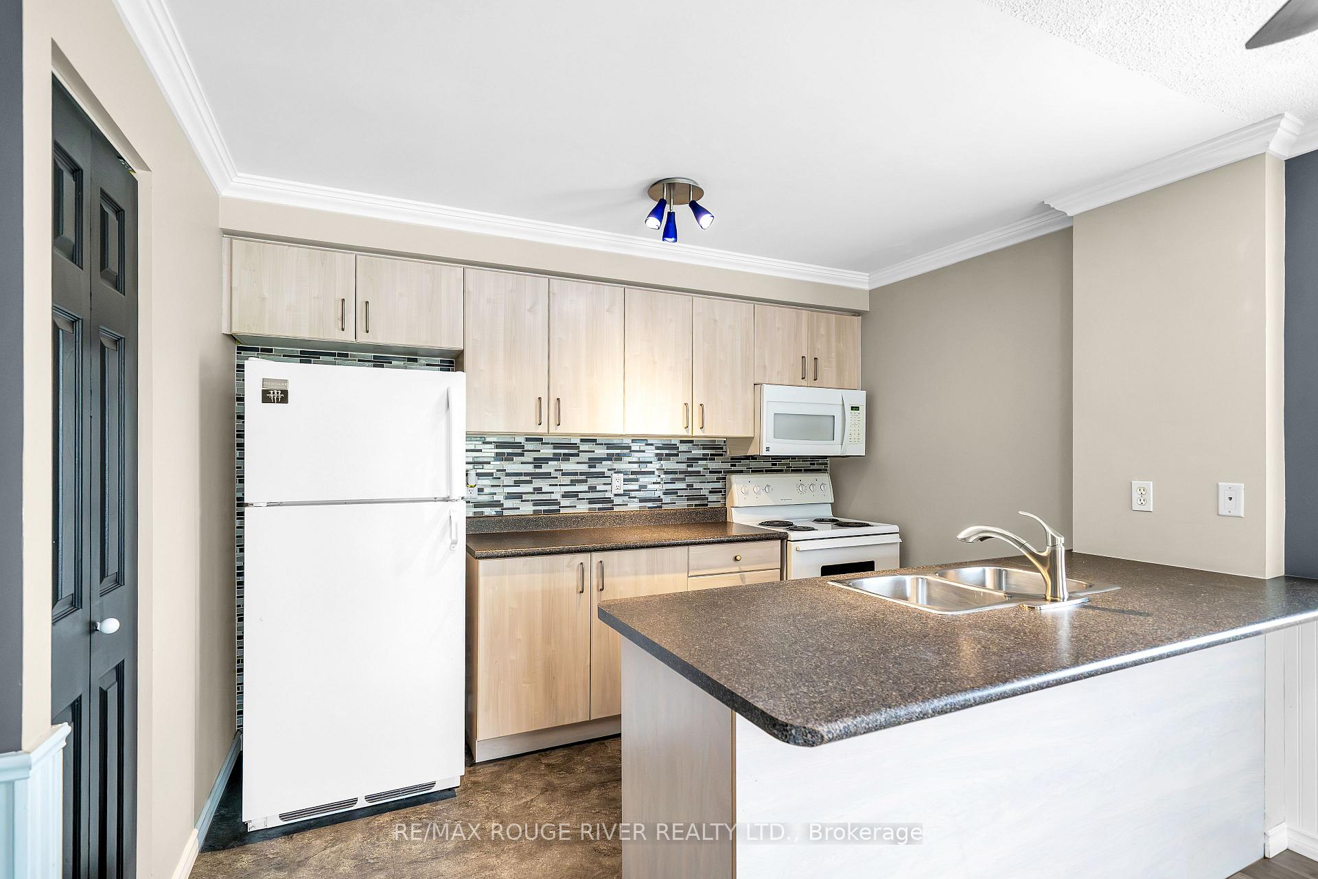 Photo 13 of Unit 210, 91 Aspen Springs Drive, Clarington, Bowmanville — HOMEH