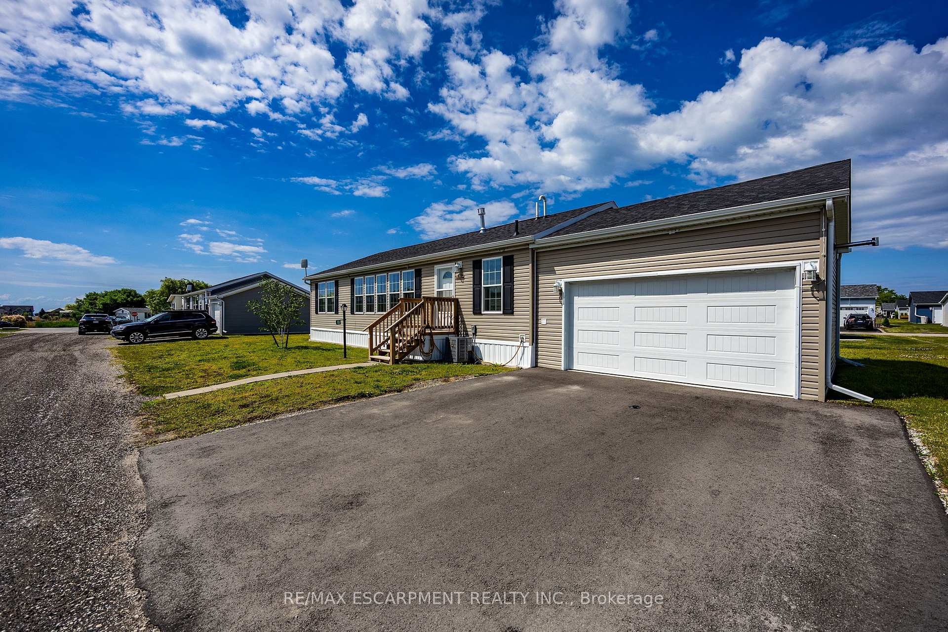 Photo 2 of 11 Hickory Hollow, Haldimand — HOMEH