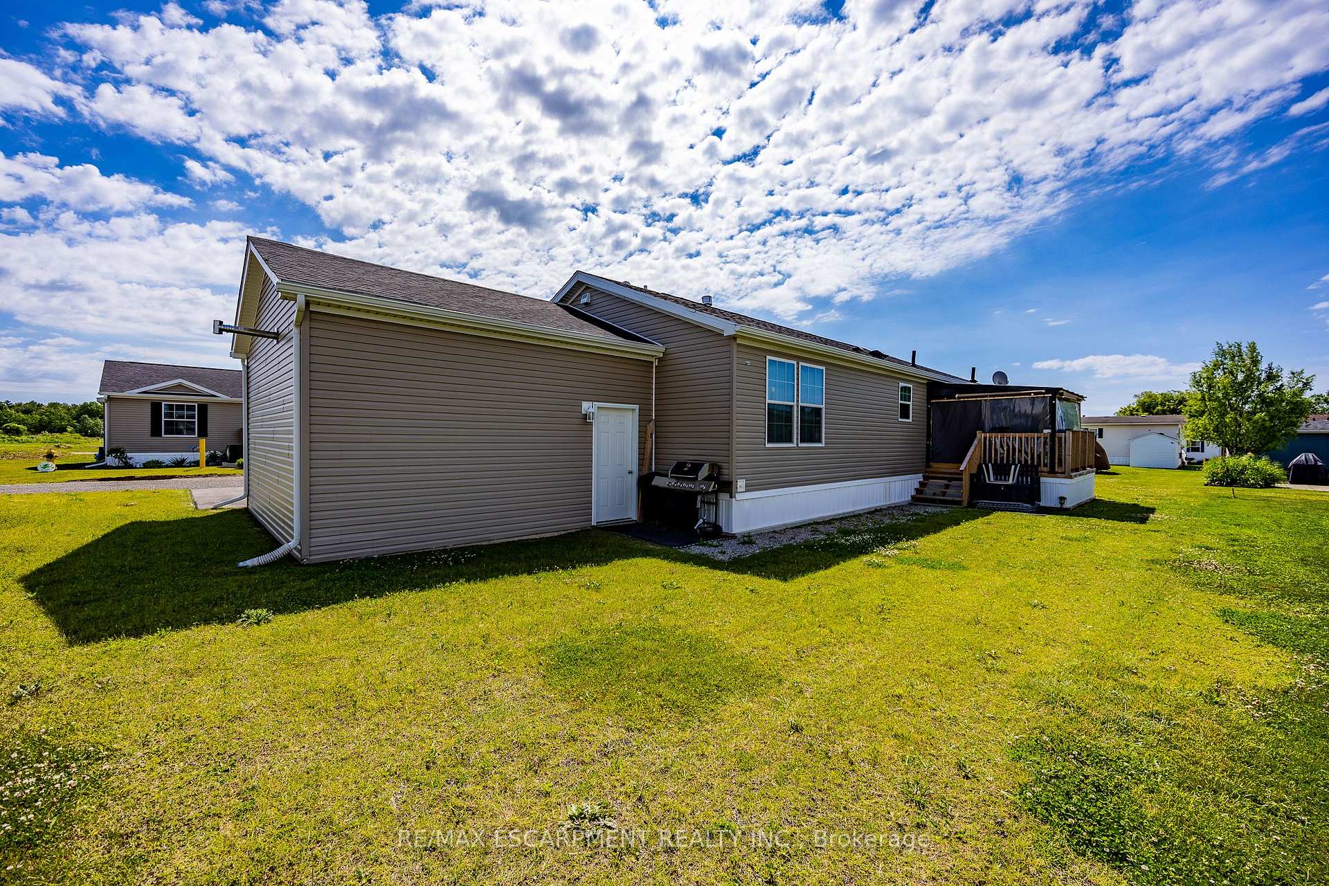 Photo 3 of 11 Hickory Hollow, Haldimand — HOMEH
