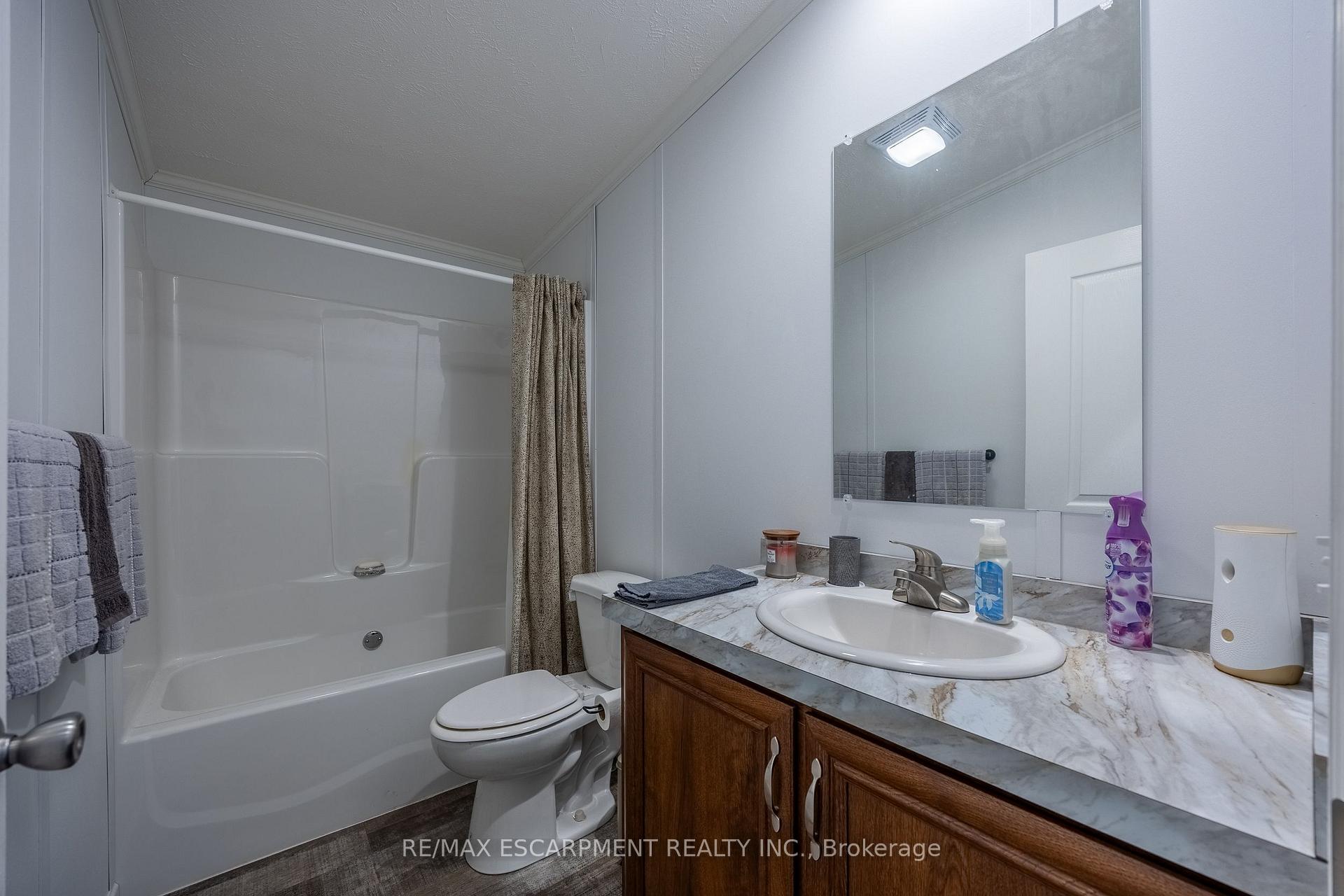 Photo 17 of 11 Hickory Hollow, Haldimand — HOMEH