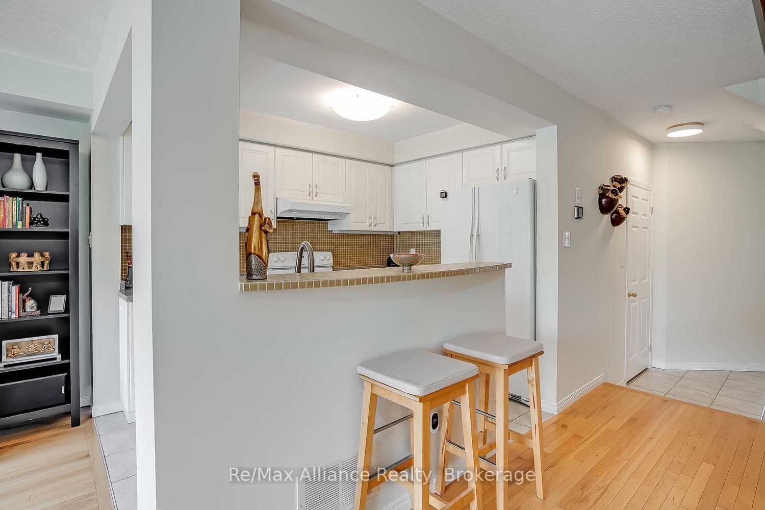 Photo 13 of 2155 Redstone Crescent, Oakville, Westmount — HOMEH