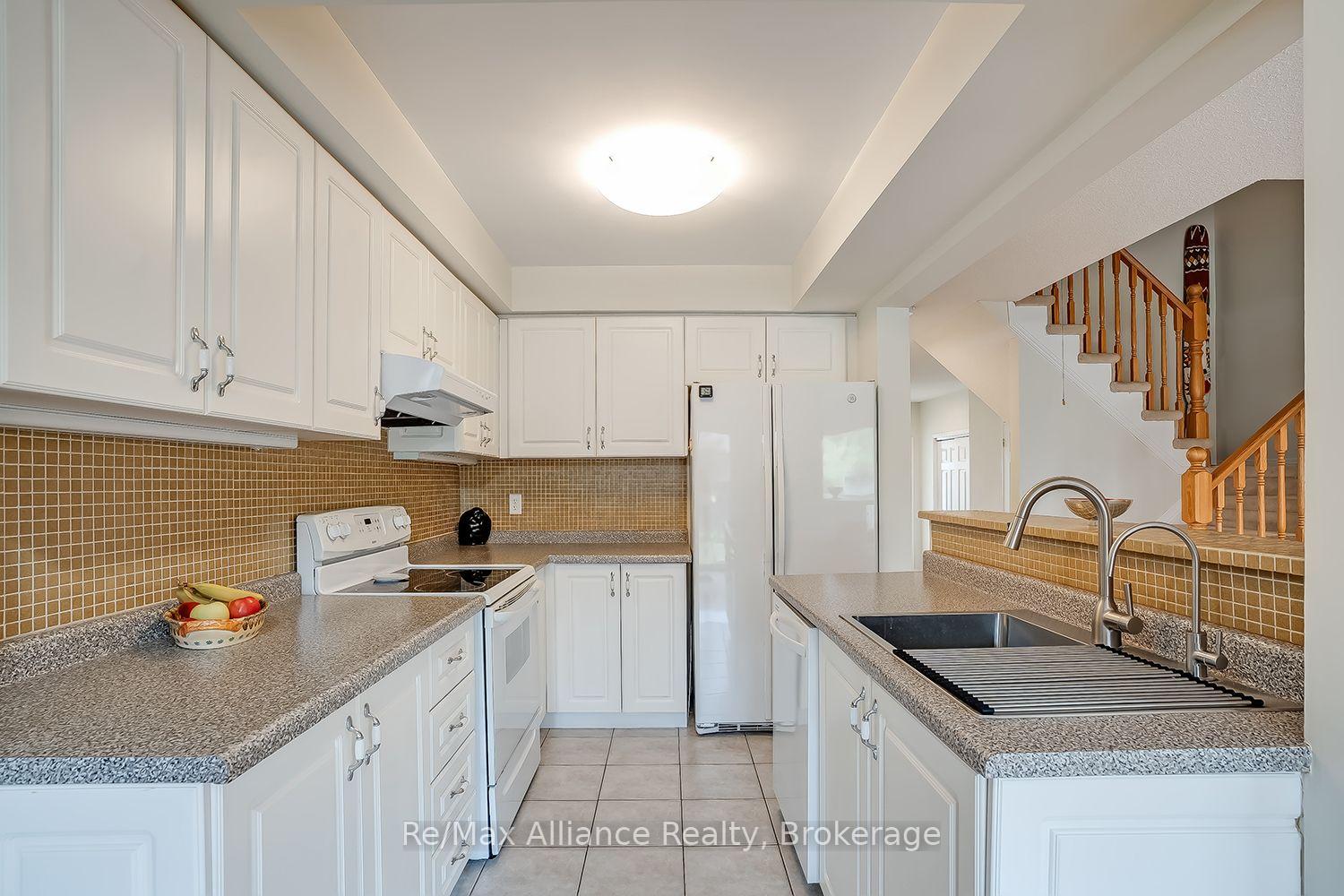 Photo 15 of 2155 Redstone Crescent, Oakville, Westmount — HOMEH