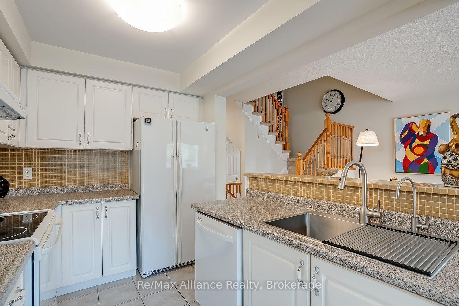 Photo 16 of 2155 Redstone Crescent, Oakville, Westmount — HOMEH