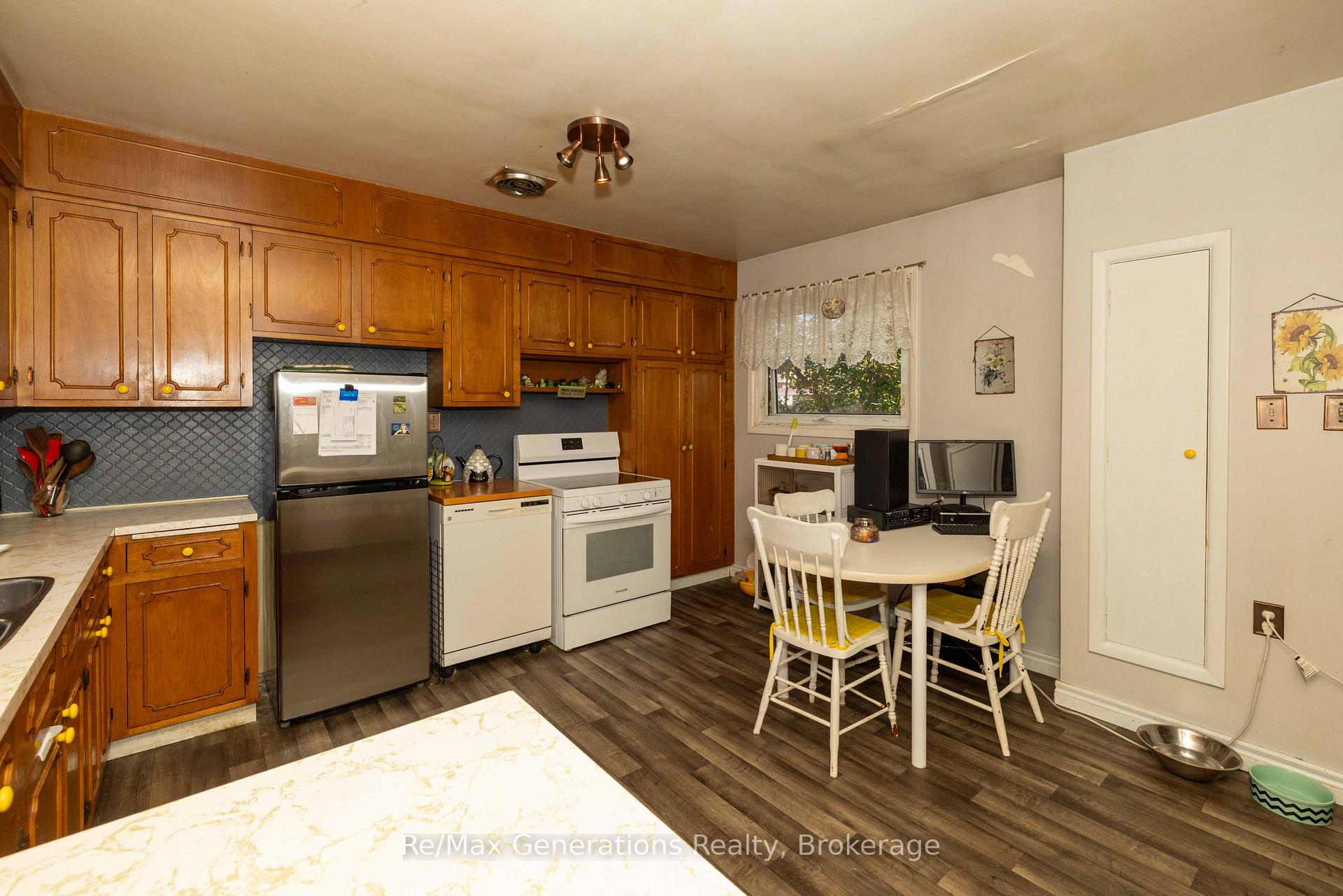 Photo 2 of 511 Empire Avenue E, Thunder Bay, Westfort — HOMEH
