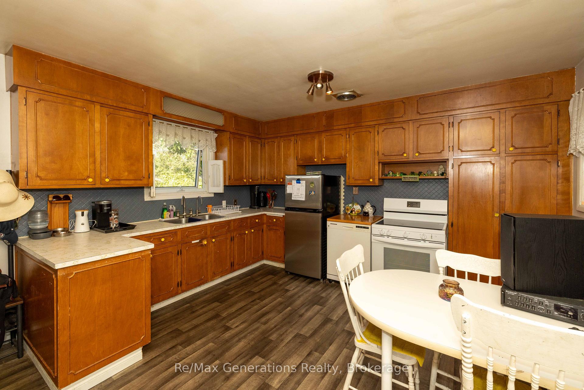 Photo 4 of 511 Empire Avenue E, Thunder Bay, Westfort — HOMEH
