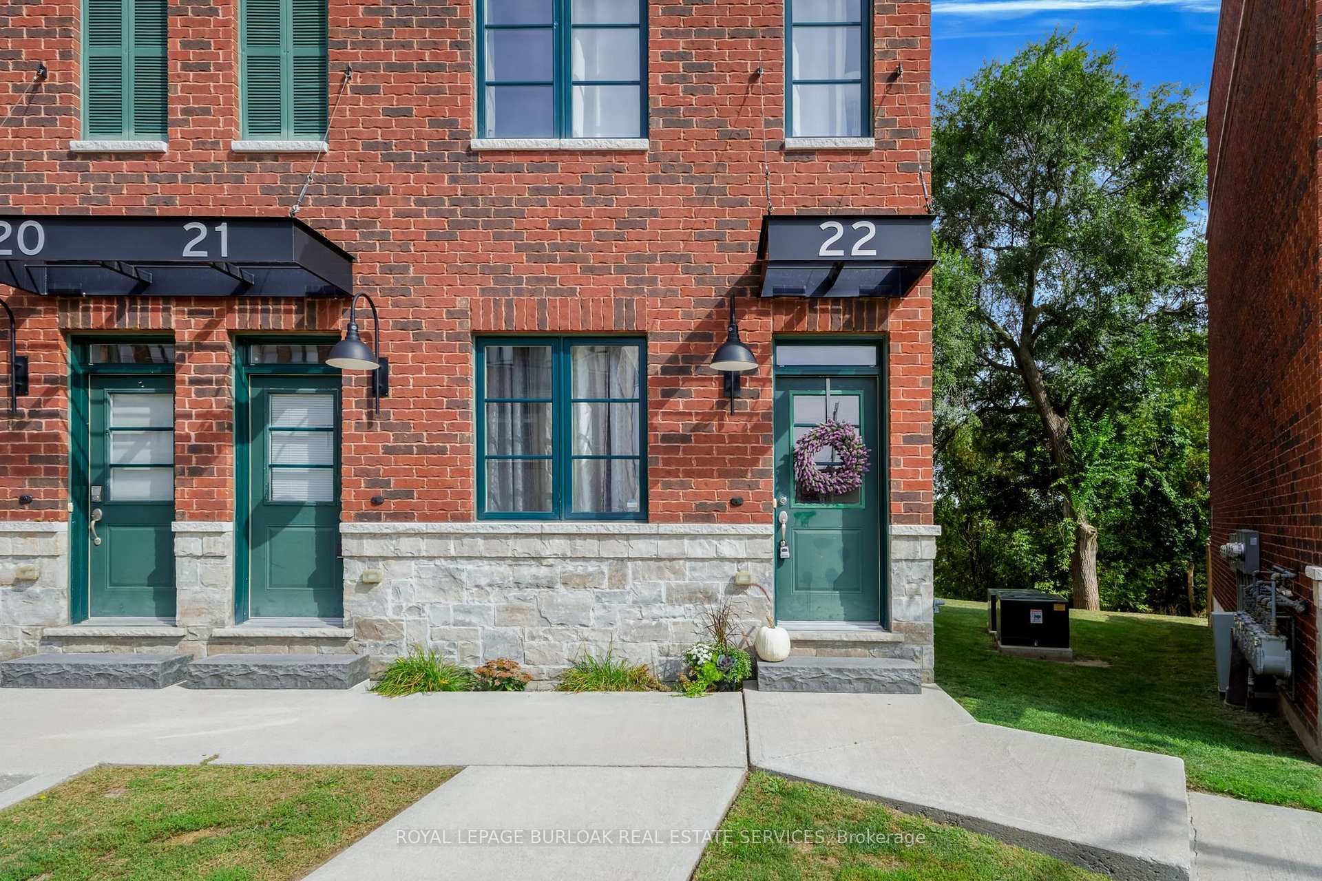 Photo 3 of Unit 22, 290 Barton Street, Hamilton, Strathcona — HOMEH