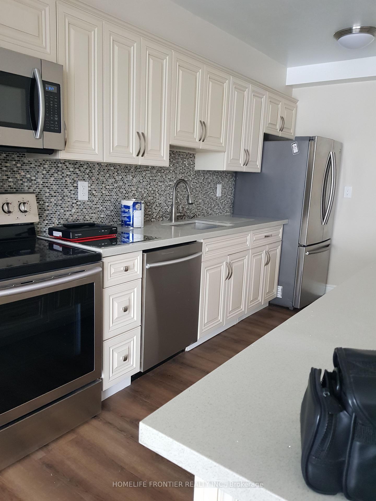 Photo 7 of Unit 914, 177 Linus Road, North York, Don Valley Village — HOMEH