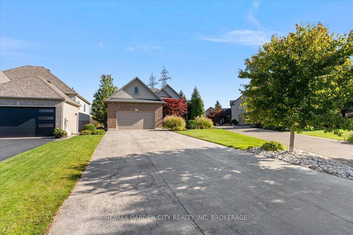 Photo 3 of 38 Addison Drive, St. Catharines, Rykert/Vansickle — HOMEH