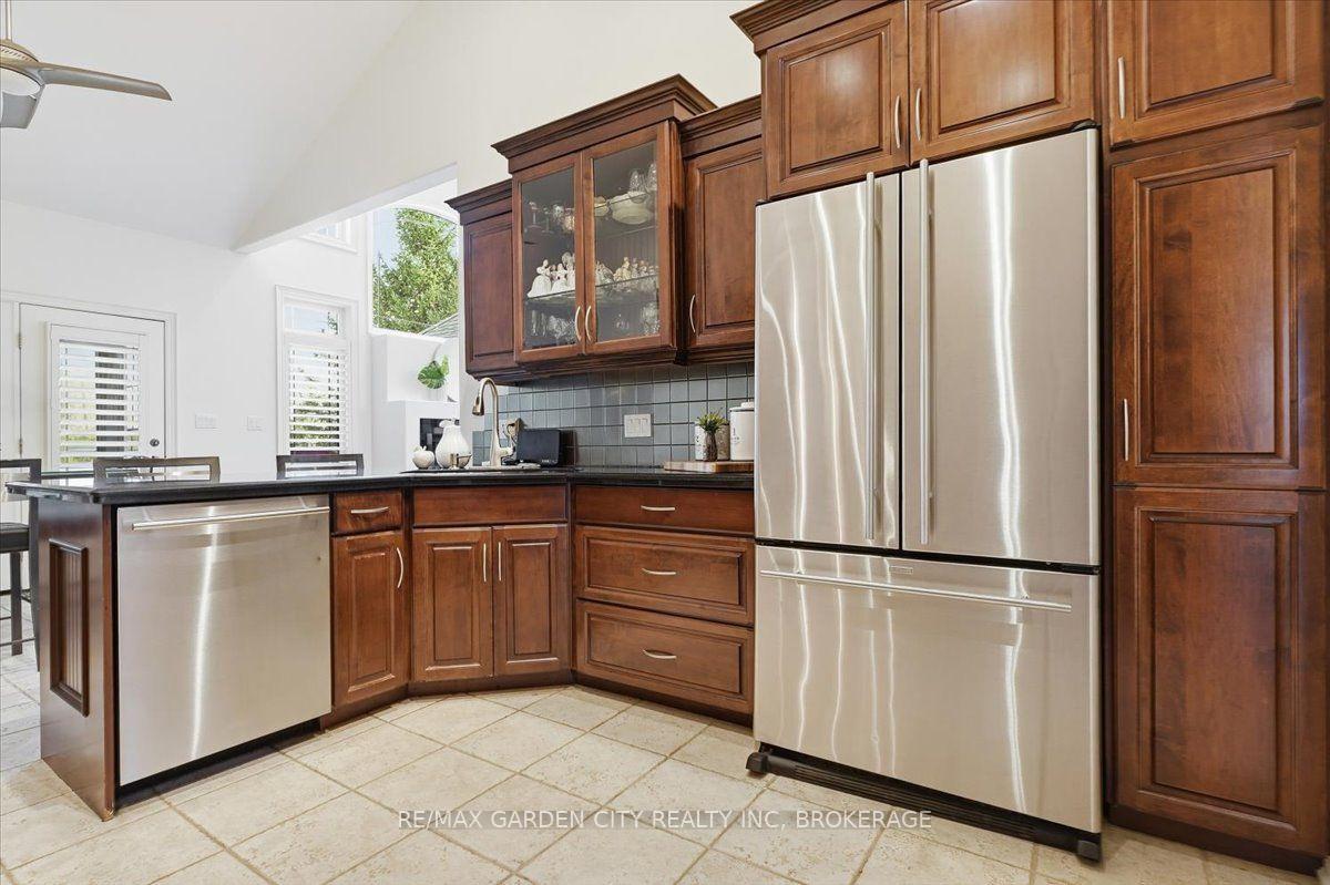 Photo 9 of 38 Addison Drive, St. Catharines, Rykert/Vansickle — HOMEH