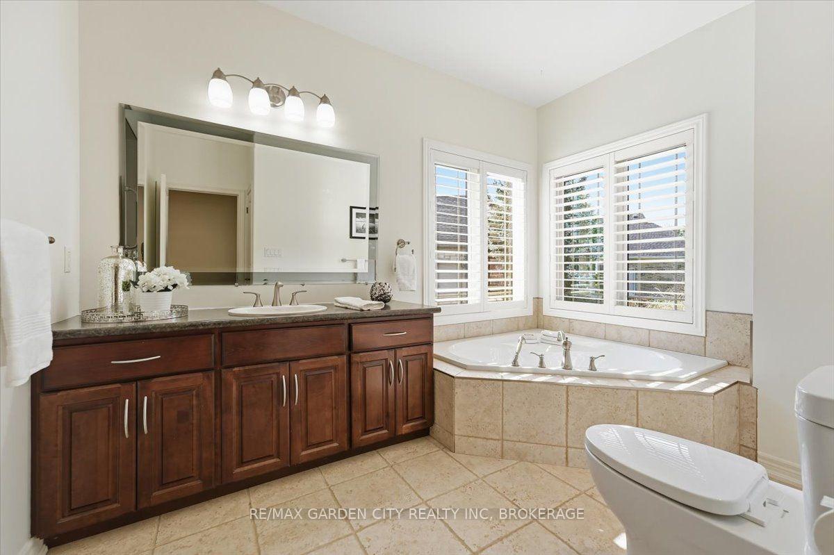 Photo 16 of 38 Addison Drive, St. Catharines, Rykert/Vansickle — HOMEH