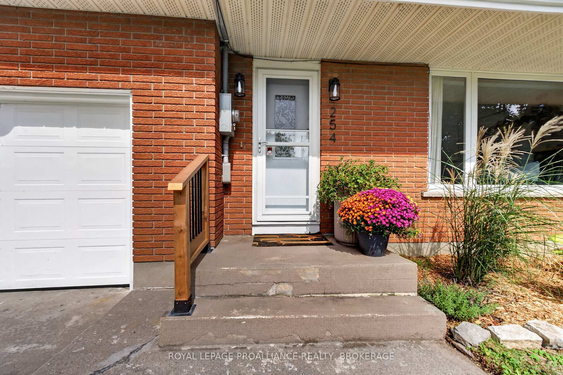 Photo 3 of 254 Gore Road, Kingston, Kingston East (Incl Barret Crt) — HOMEH