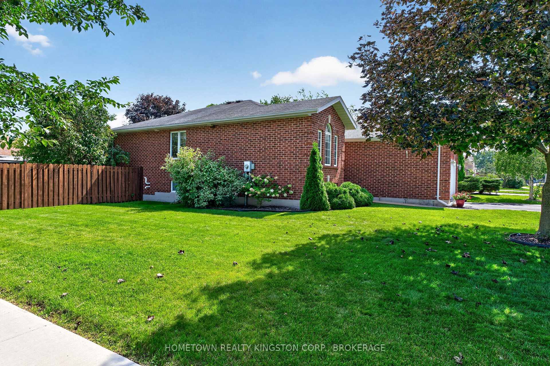 Photo 2 of 540 Sackville Crescent, Kingston, City SouthWest — HOMEH