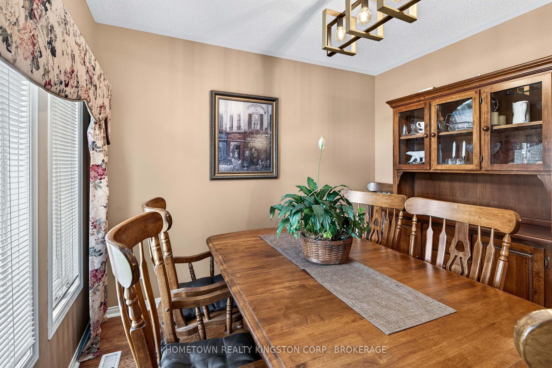 Photo 6 of 540 Sackville Crescent, Kingston, City SouthWest — HOMEH