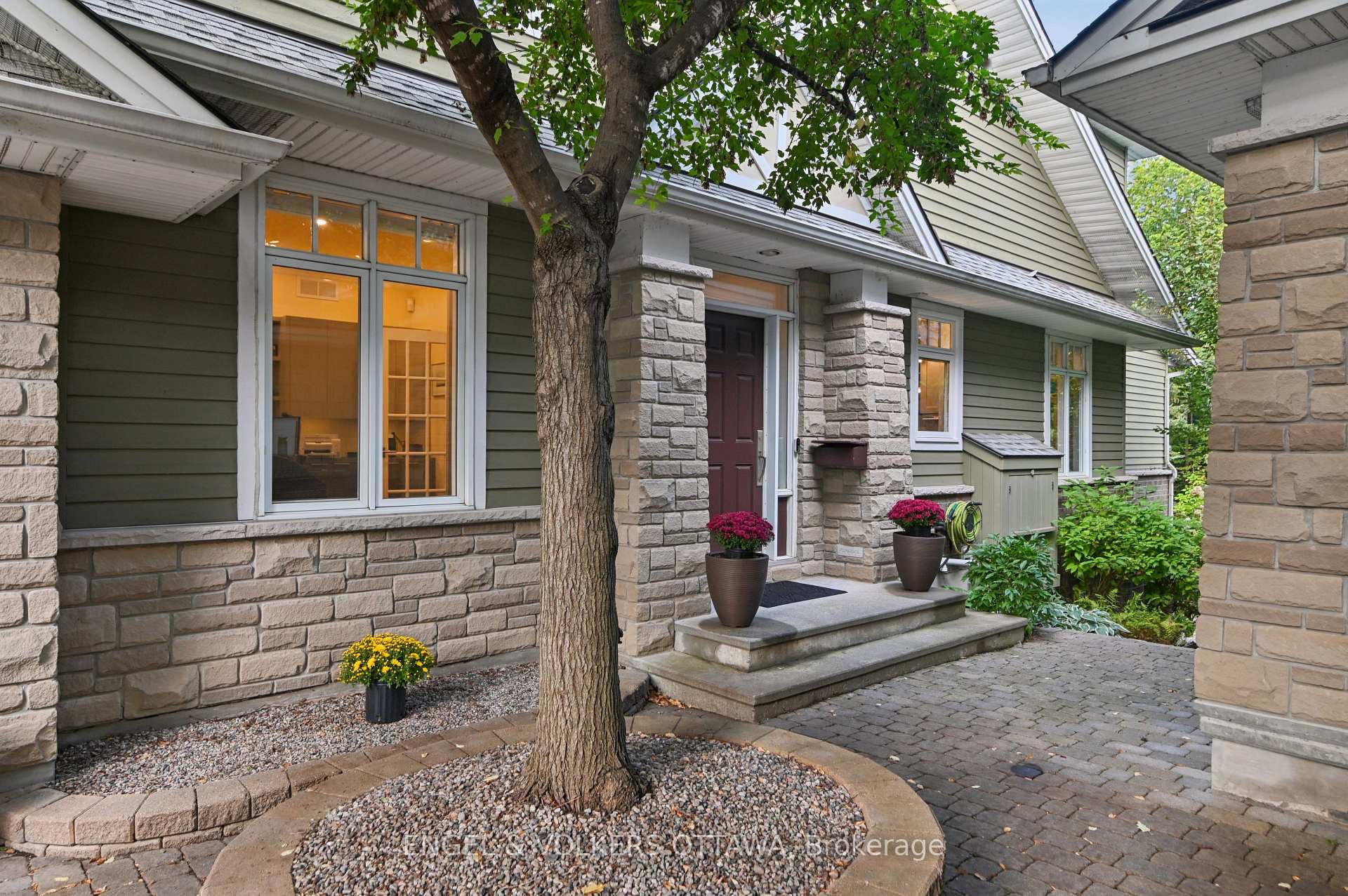 Photo 2 of 11 Creek's End Lane, Ottawa, Bayshore — HOMEH