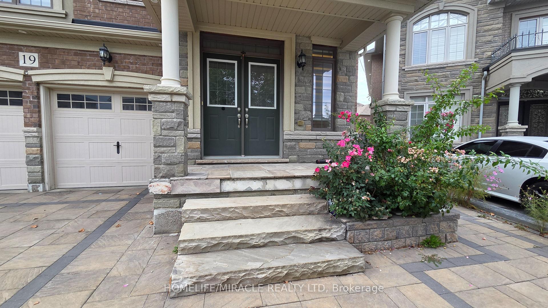 Photo 4 of 19 Belgium Crescent, Brampton, Northwest Brampton — HOMEH