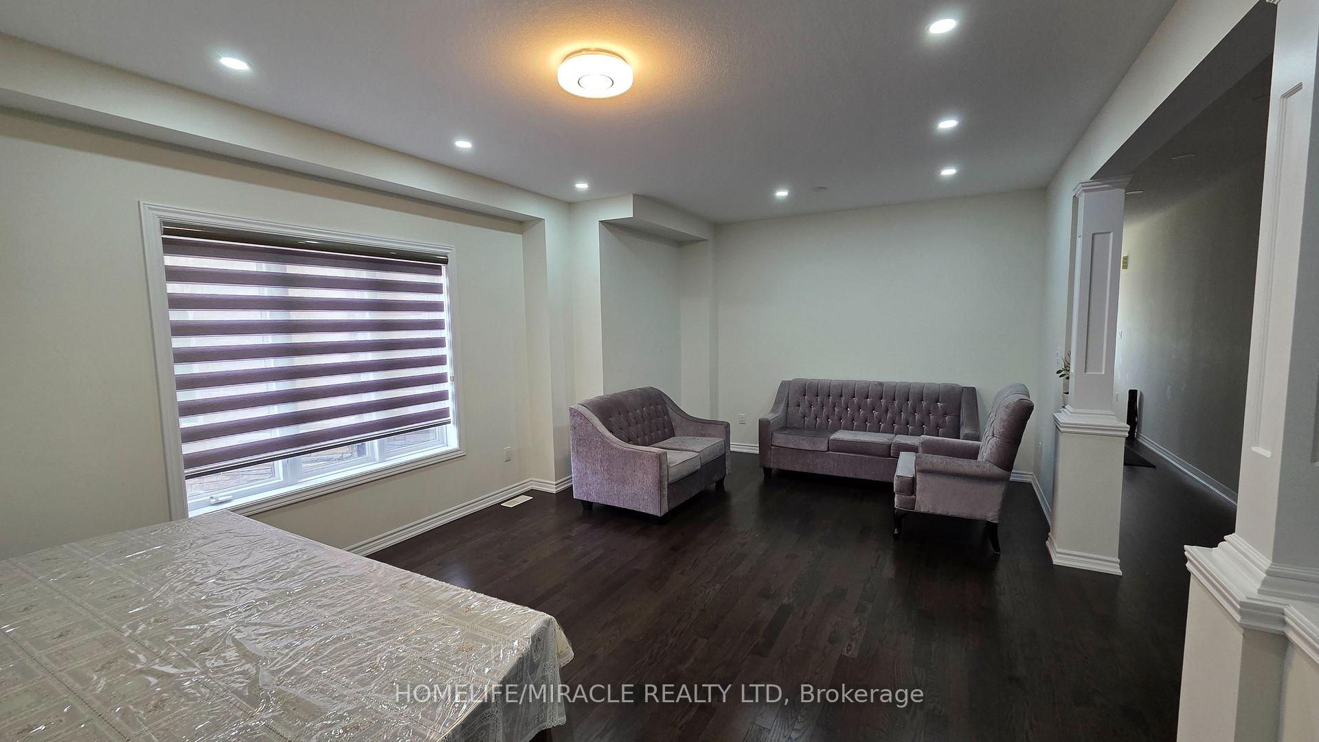 Photo 6 of 19 Belgium Crescent, Brampton, Northwest Brampton — HOMEH
