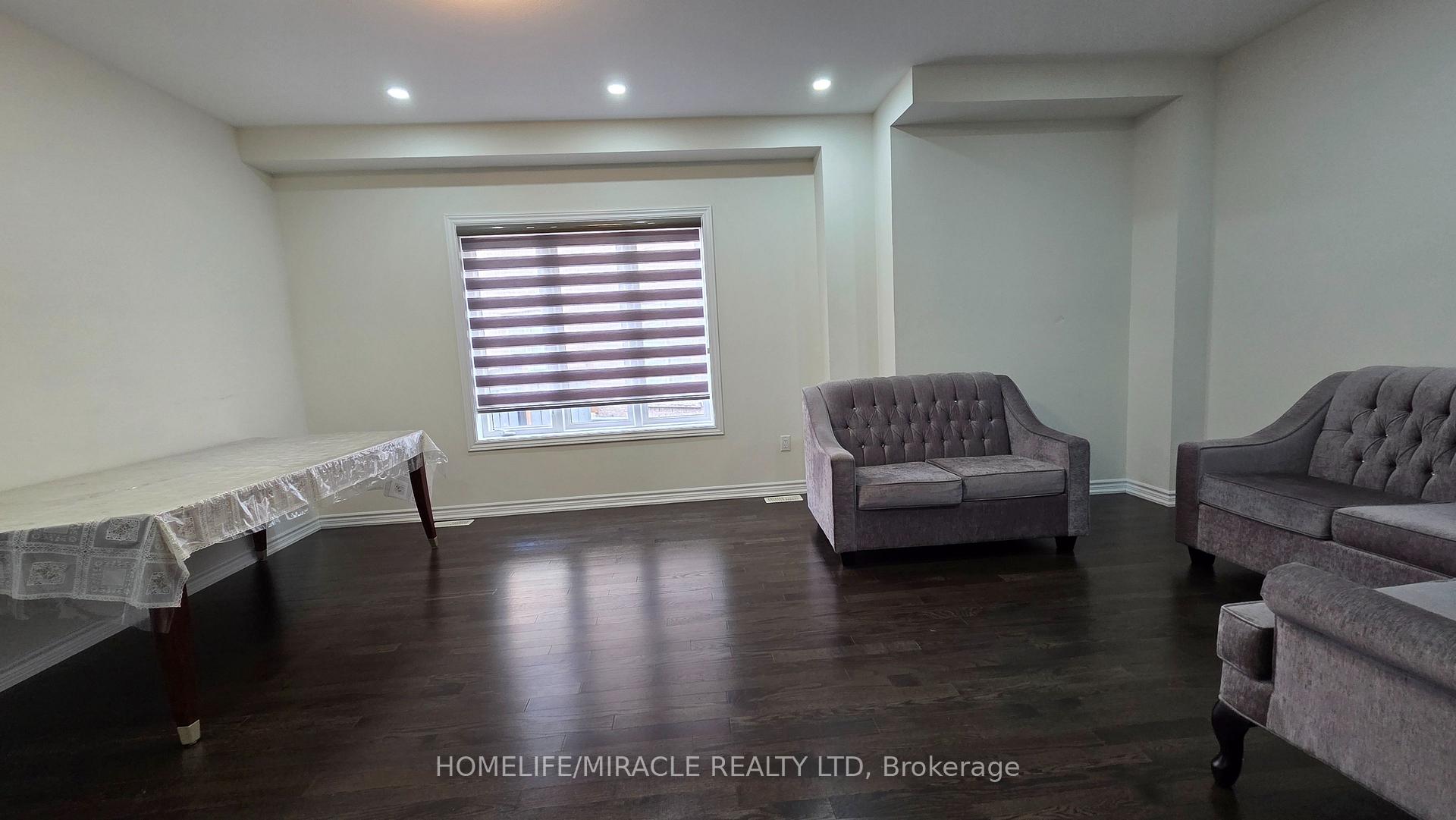 Photo 8 of 19 Belgium Crescent, Brampton, Northwest Brampton — HOMEH