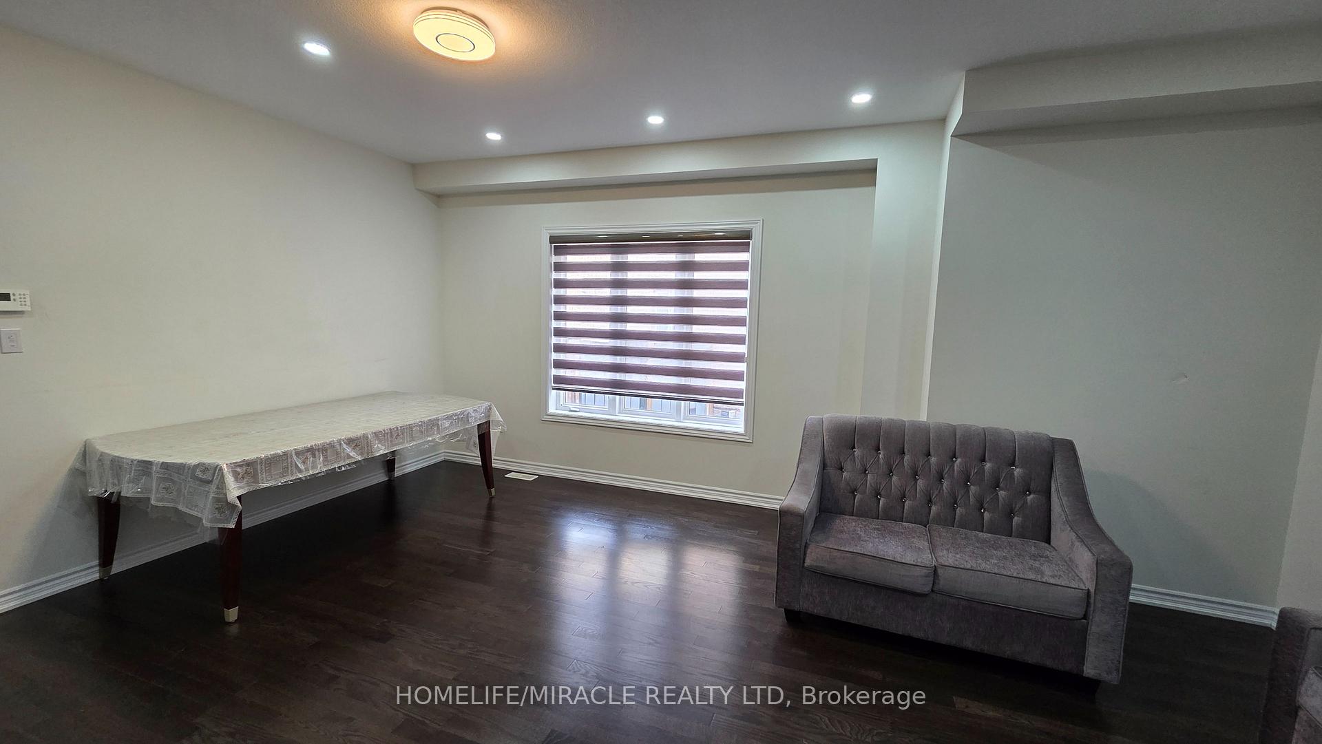 Photo 9 of 19 Belgium Crescent, Brampton, Northwest Brampton — HOMEH