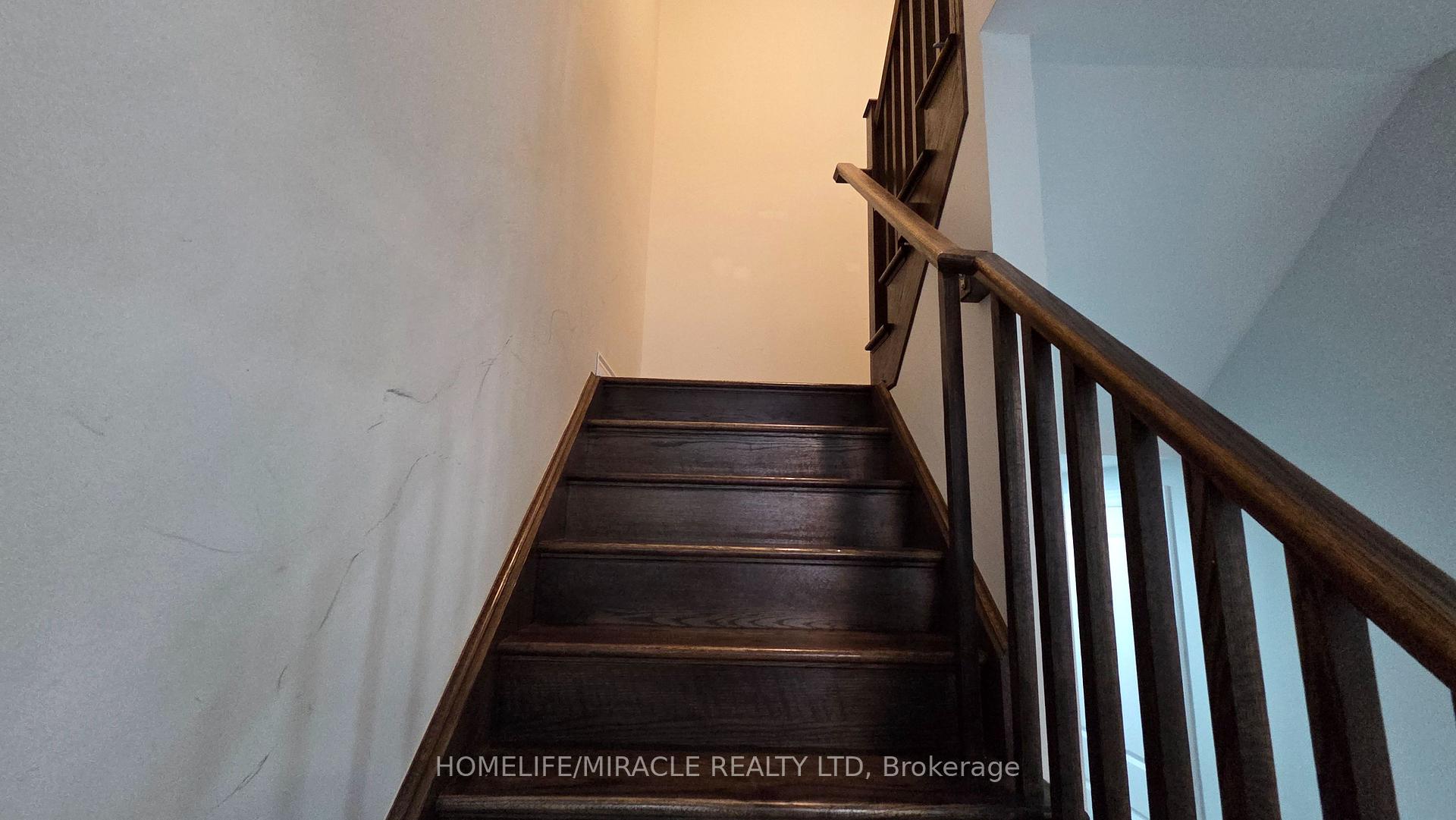 Photo 11 of 19 Belgium Crescent, Brampton, Northwest Brampton — HOMEH