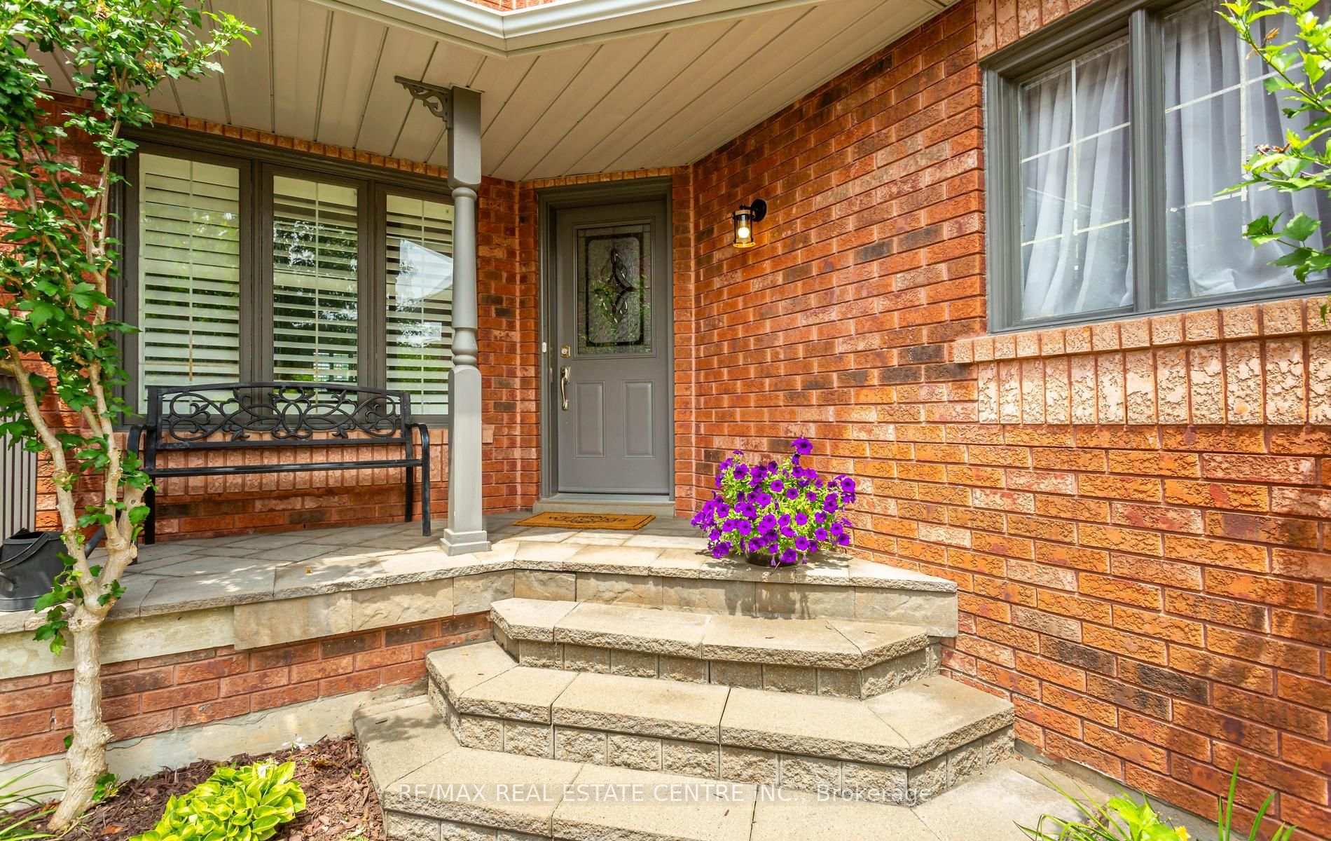 Photo 3 of 40 Hepburn Crescent N, Halton Hills, Georgetown — HOMEH