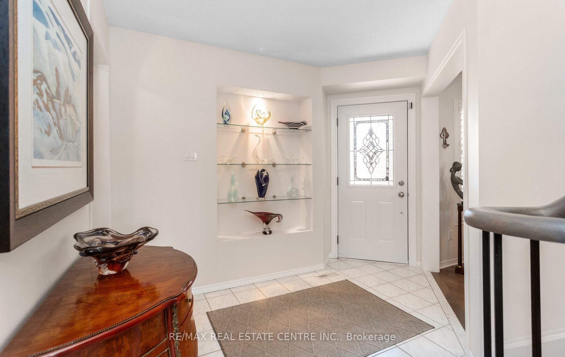 Photo 4 of 40 Hepburn Crescent N, Halton Hills, Georgetown — HOMEH