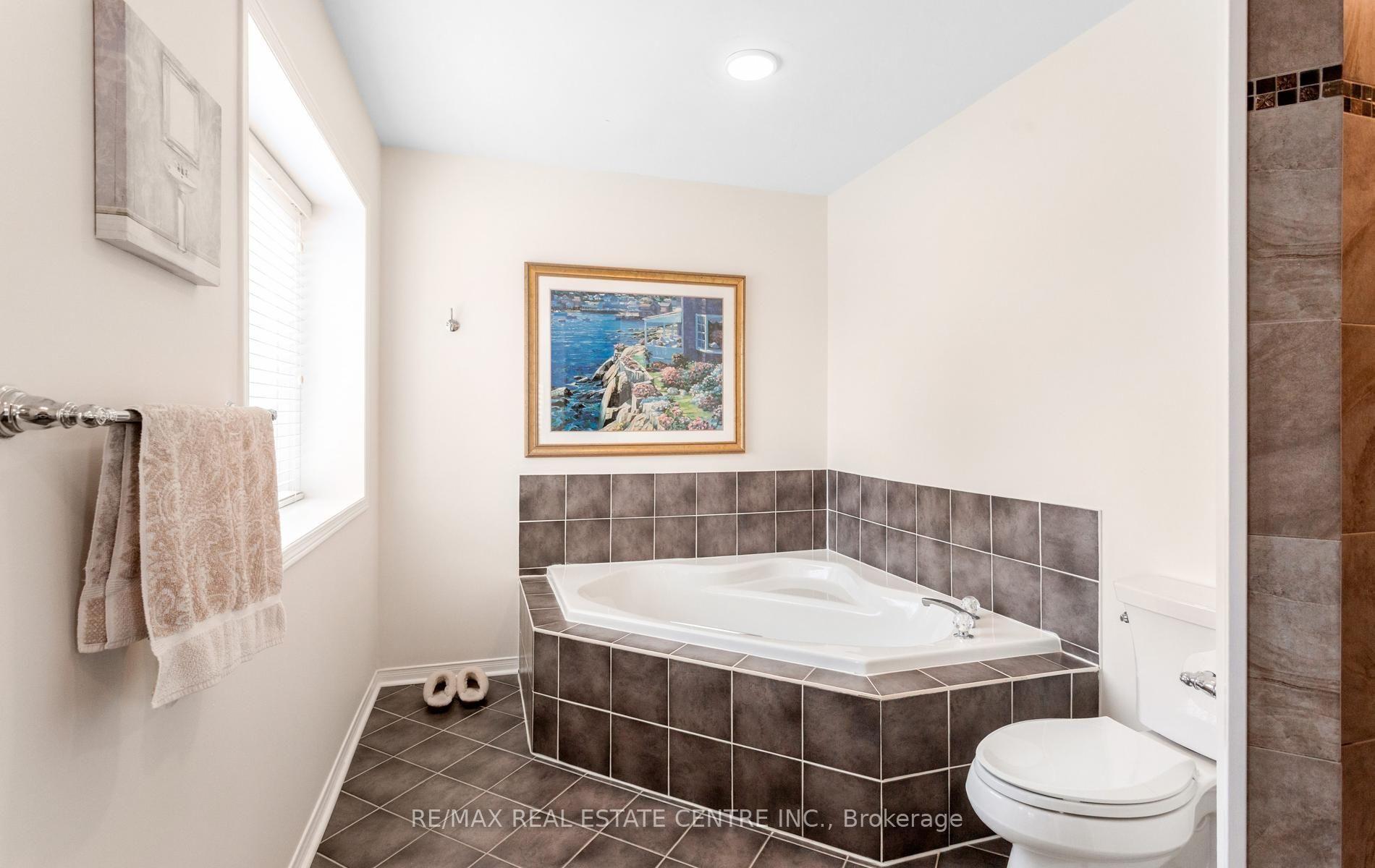 Photo 24 of 40 Hepburn Crescent N, Halton Hills, Georgetown — HOMEH