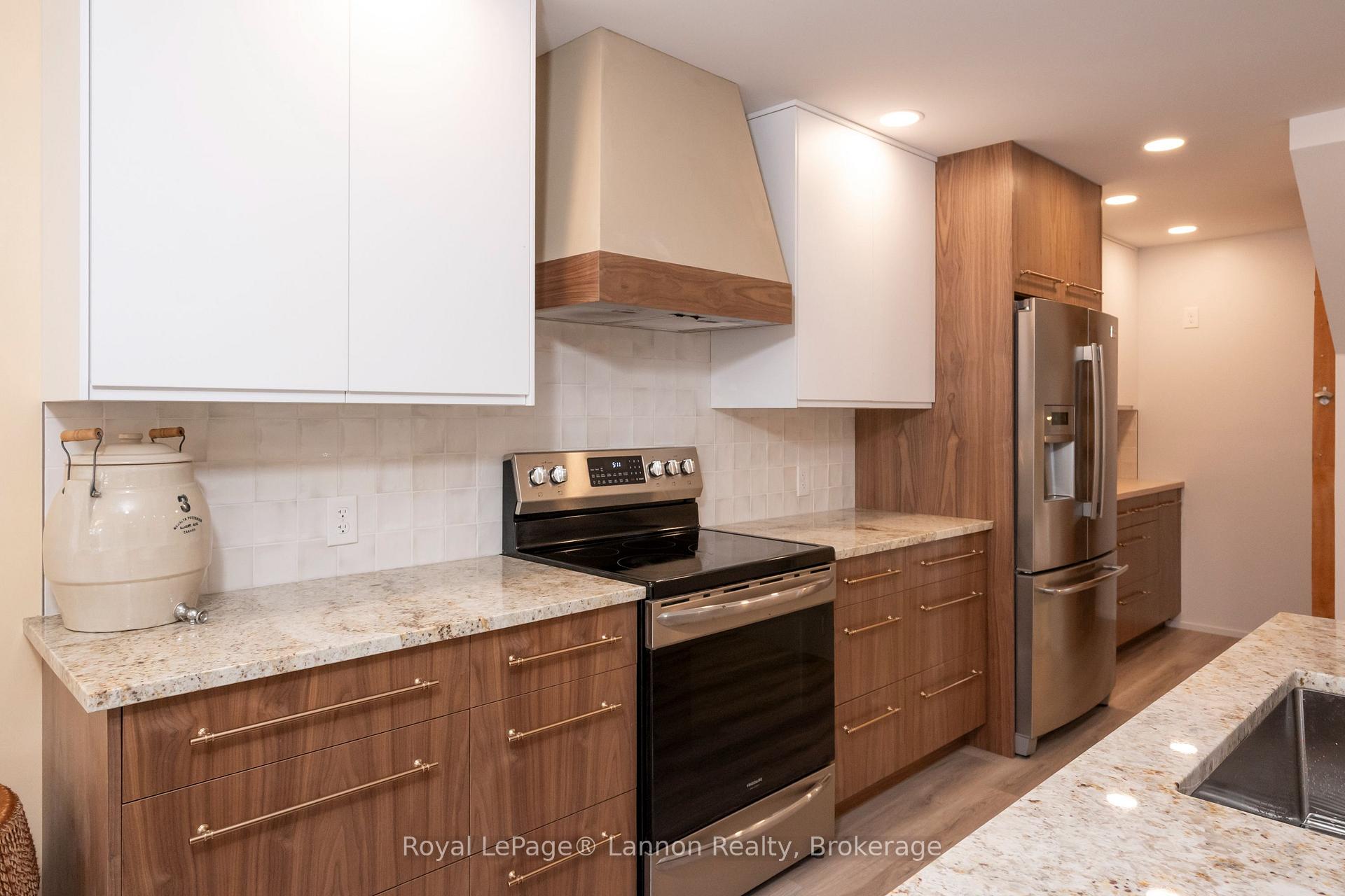 Photo 8 of 1414 Mcgregor Avenue, Thunder Bay, Hyde Park — HOMEH