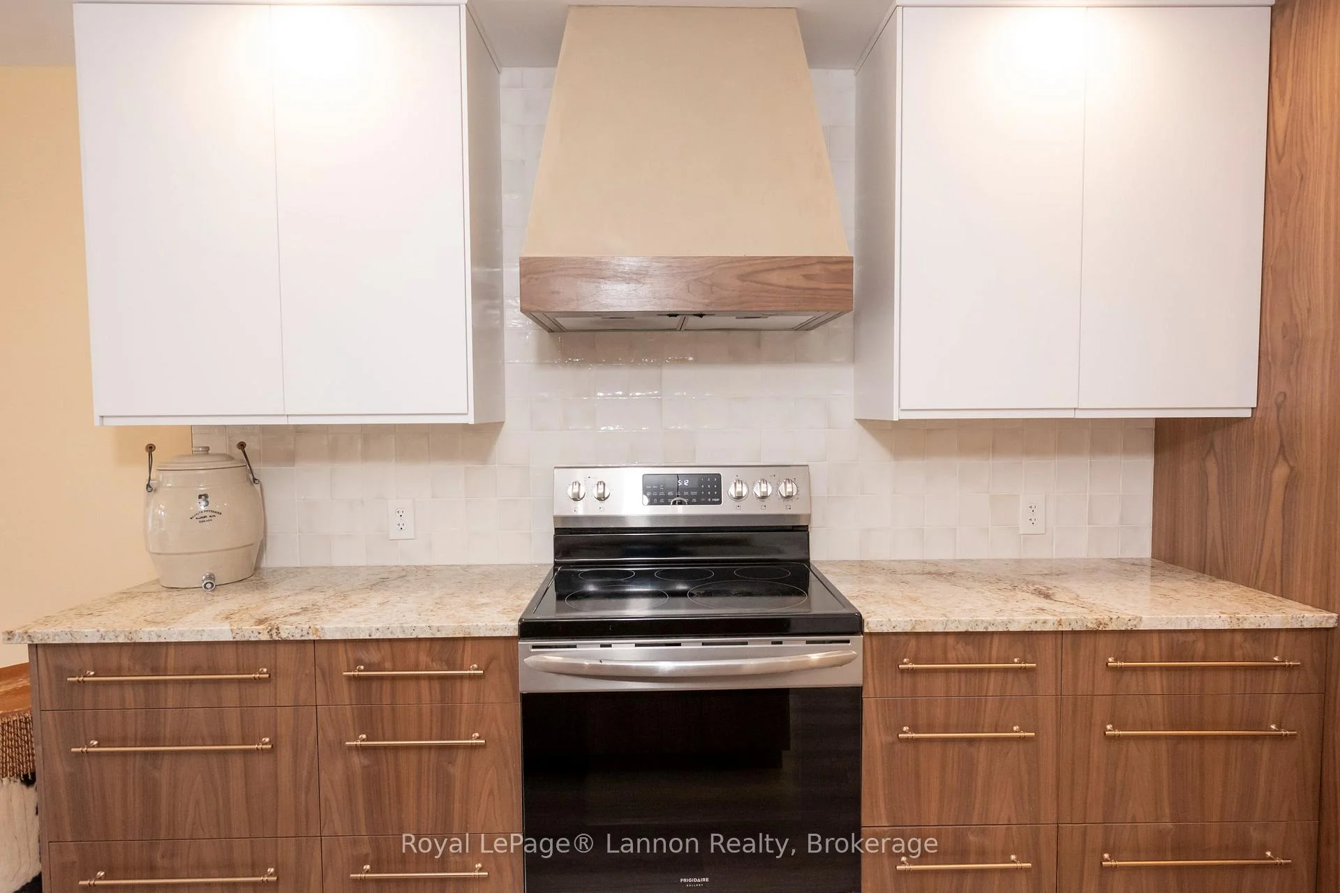 Photo 12 of 1414 Mcgregor Avenue, Thunder Bay, Hyde Park — HOMEH