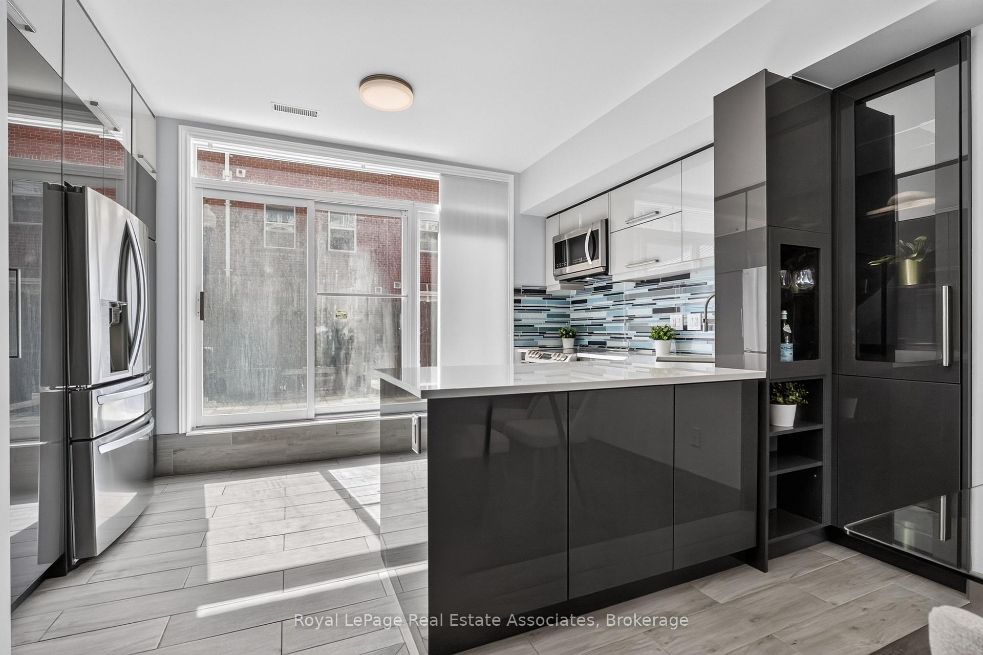 Photo 14 of 30 Michael Power Place, Etobicoke, Islington-City Centre West — HOMEH
