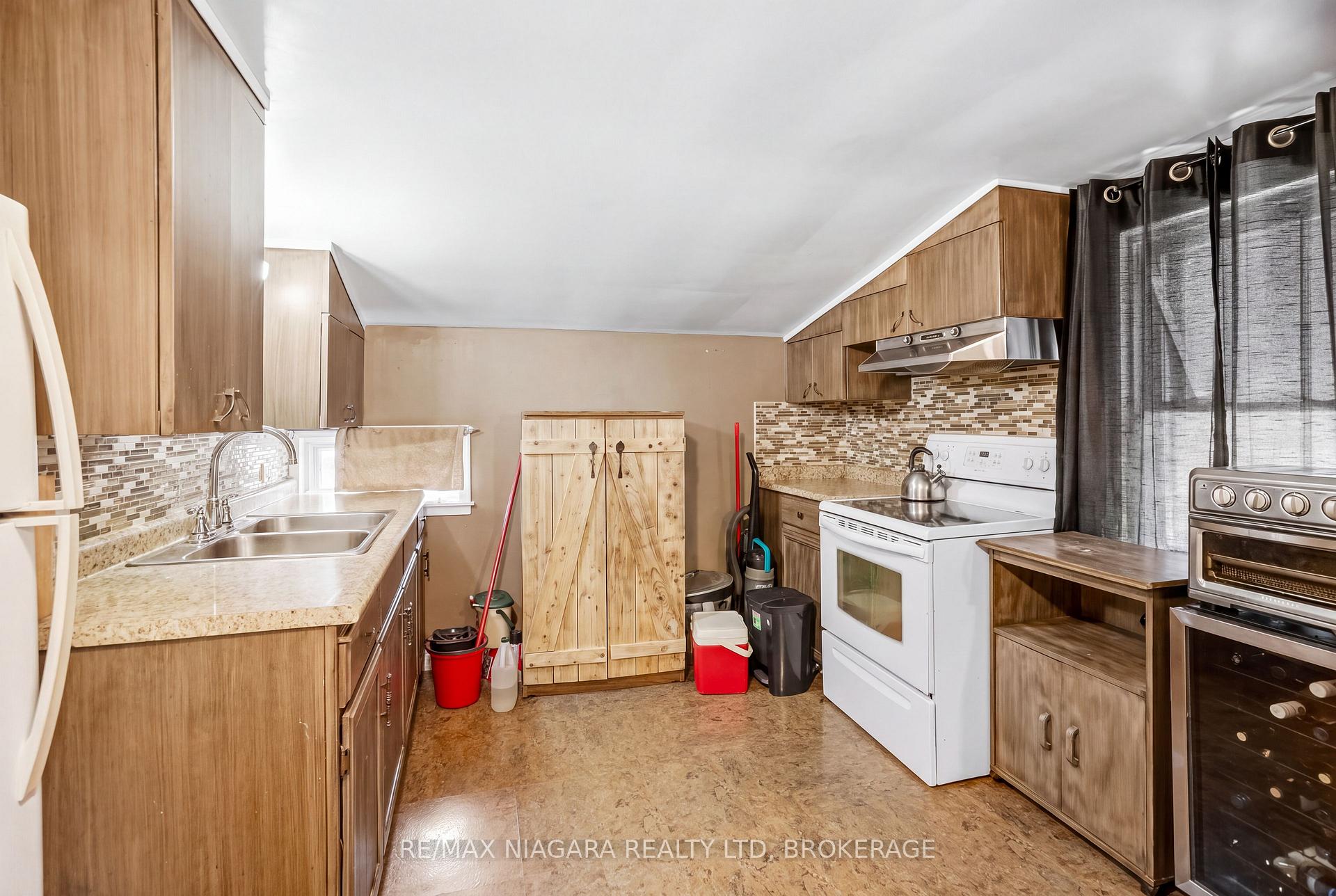 Photo 21 of 509 Lincoln Street, Welland, Lincoln/Crowland — HOMEH