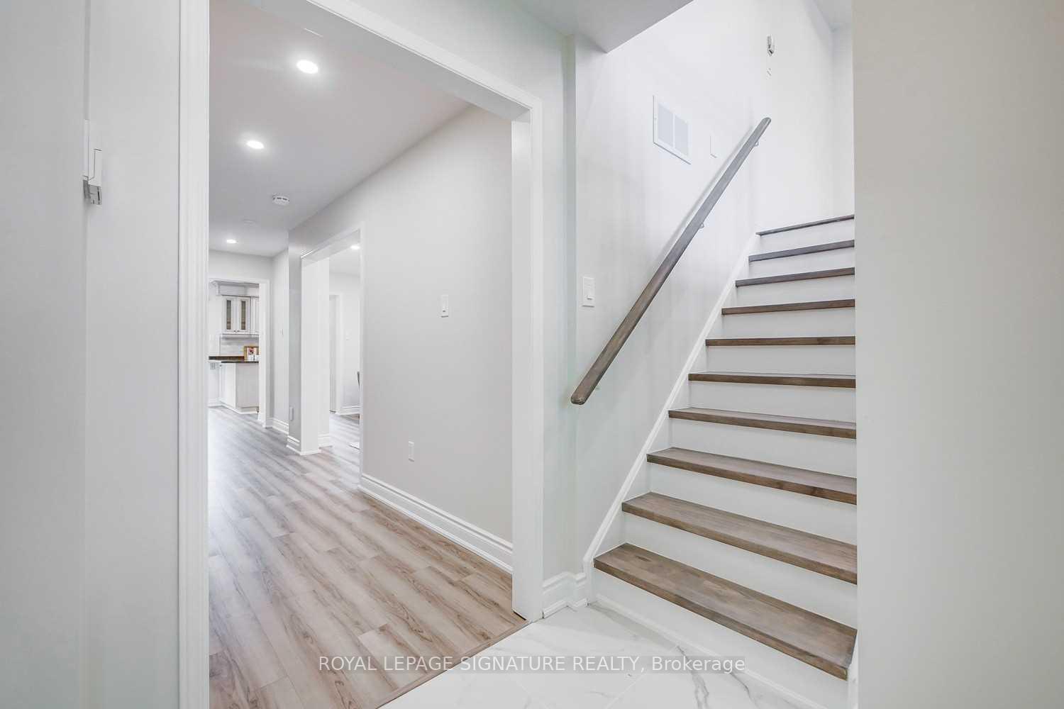 Photo 2 of 2260 Ridge Landing, Oakville, West Oak Trails — HOMEH
