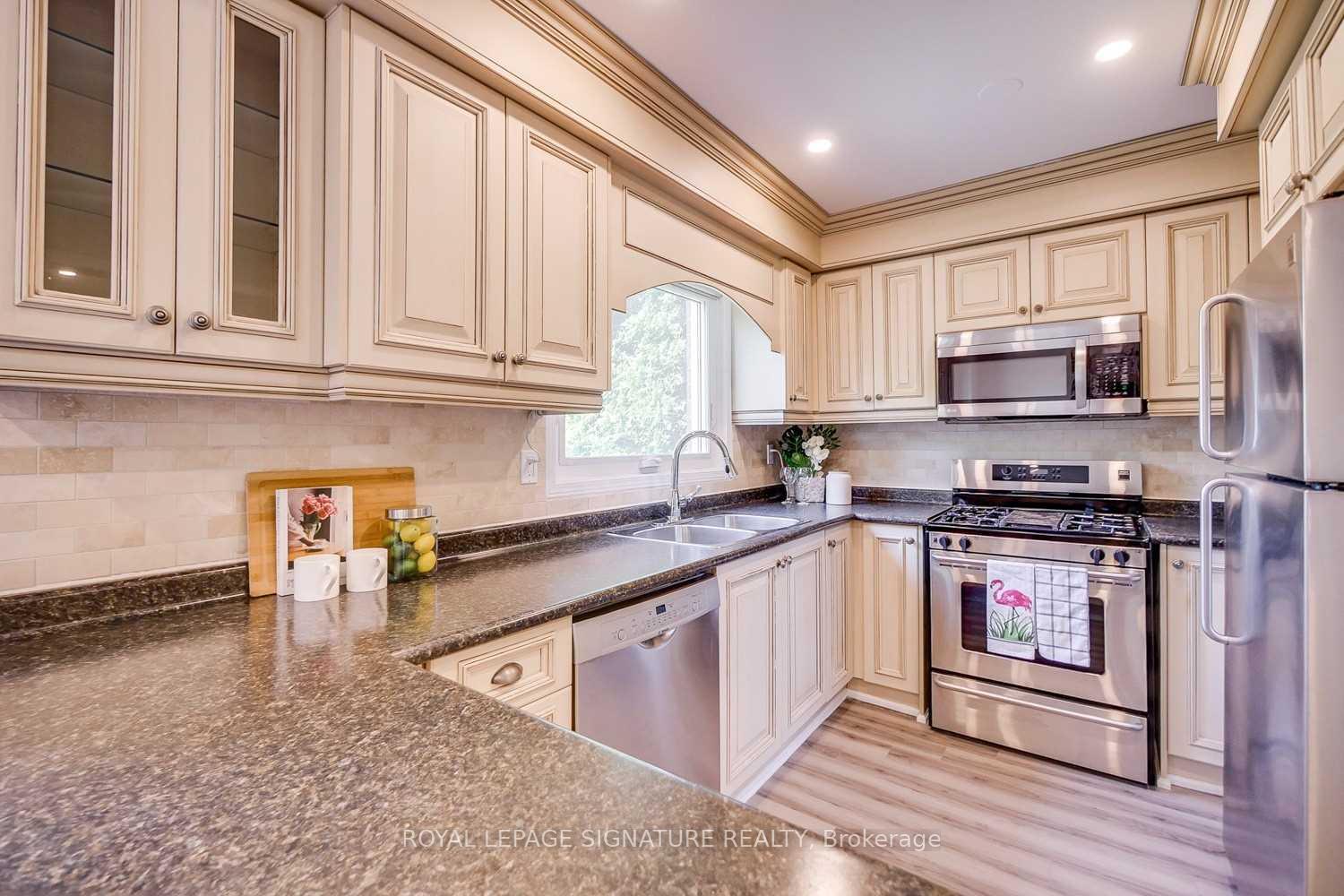 Photo 8 of 2260 Ridge Landing, Oakville, West Oak Trails — HOMEH