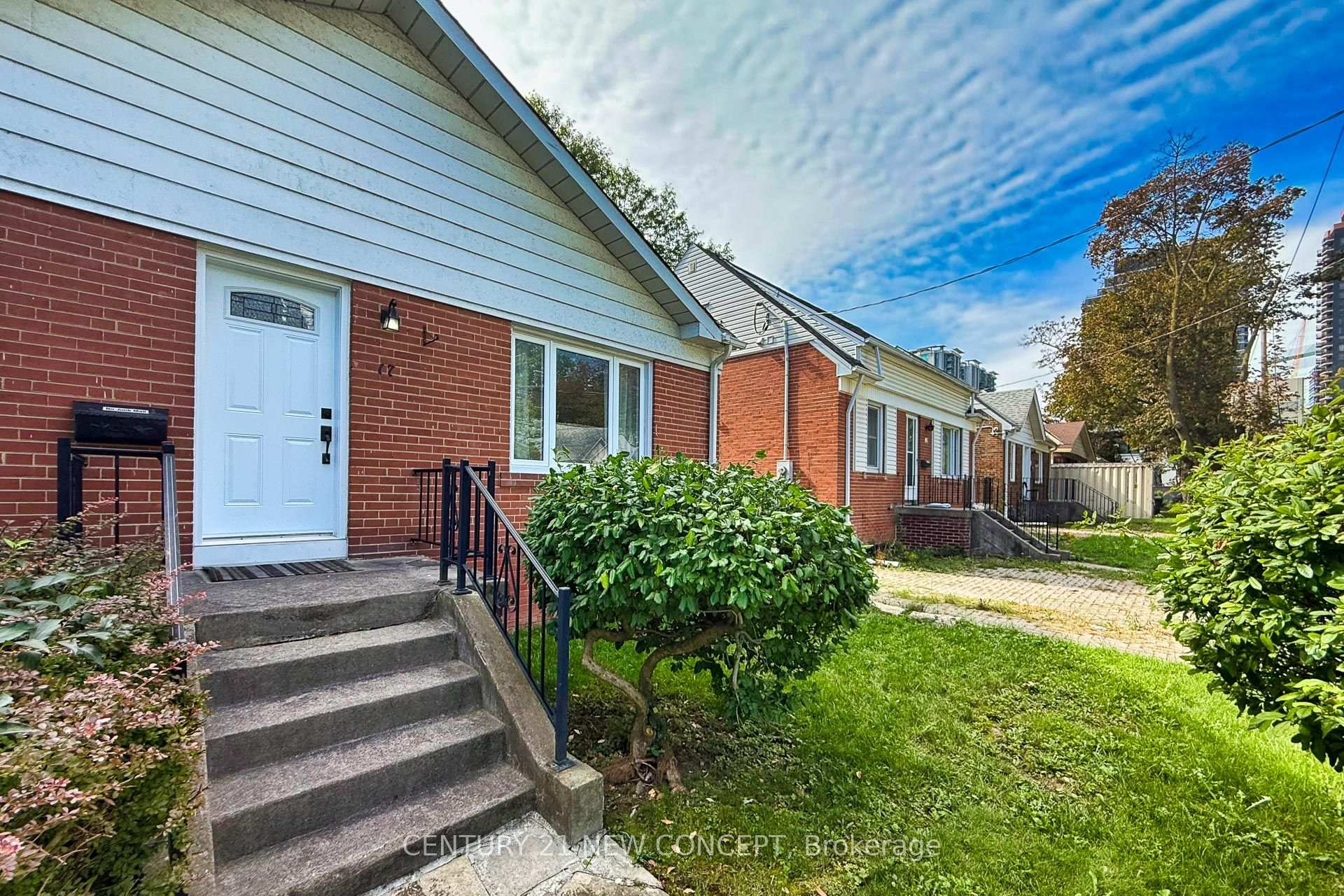 Photo 2 of 17 Lyndale Drive, North York, Willowdale East — HOMEH