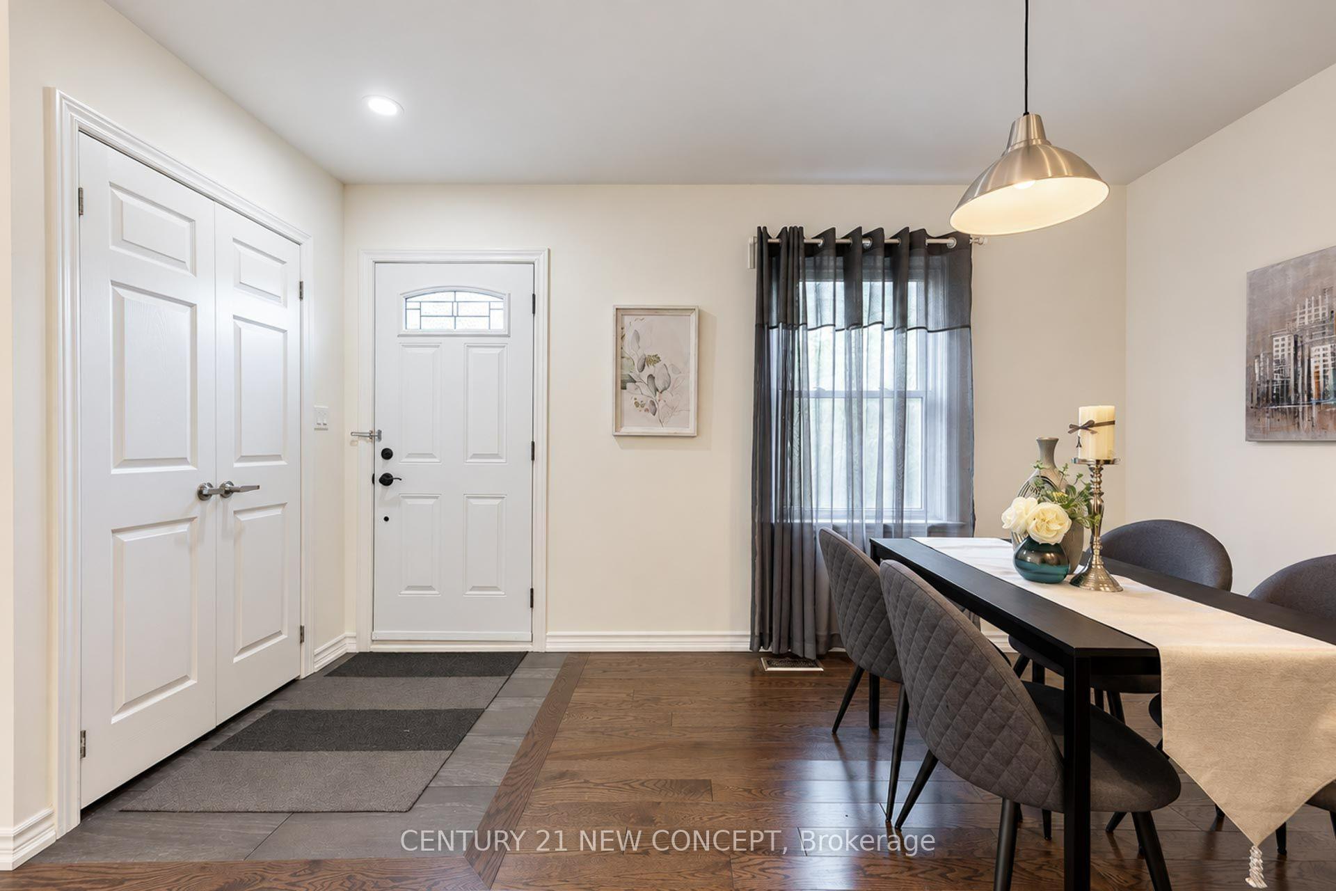 Photo 4 of 17 Lyndale Drive, North York, Willowdale East — HOMEH