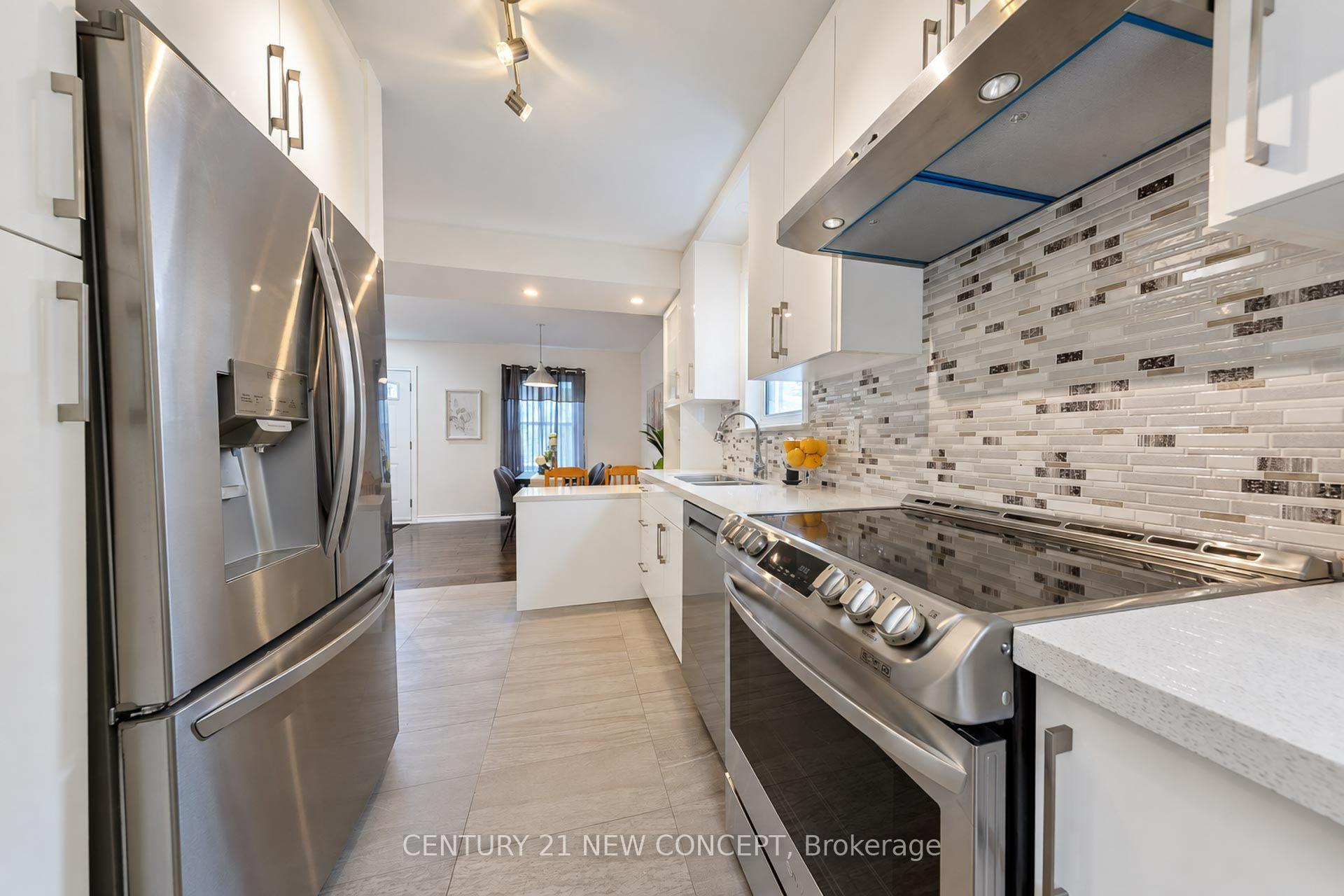 Photo 12 of 17 Lyndale Drive, North York, Willowdale East — HOMEH