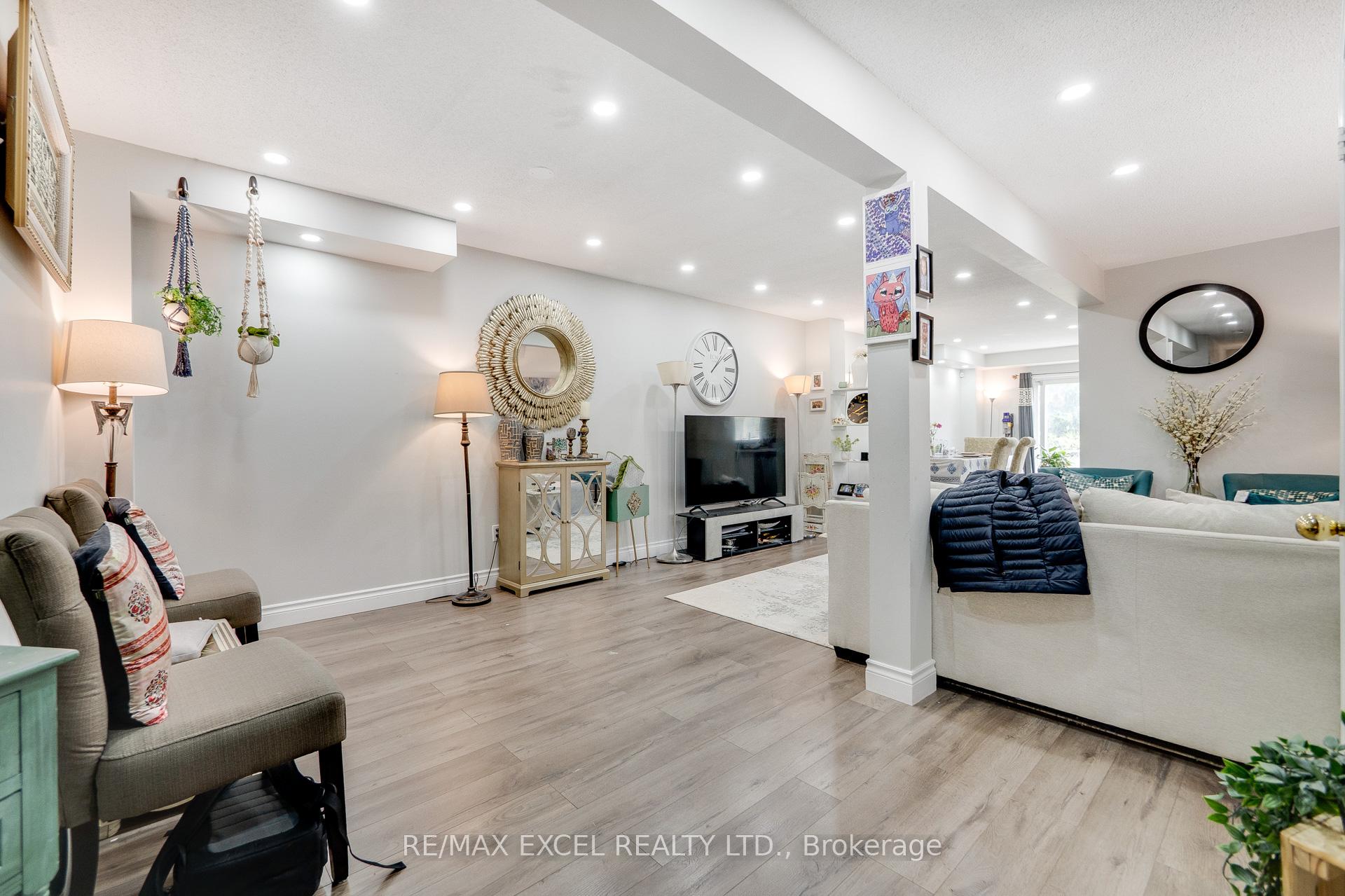 Photo 5 of 5146 Porter Street, Burlington, Uptown — HOMEH