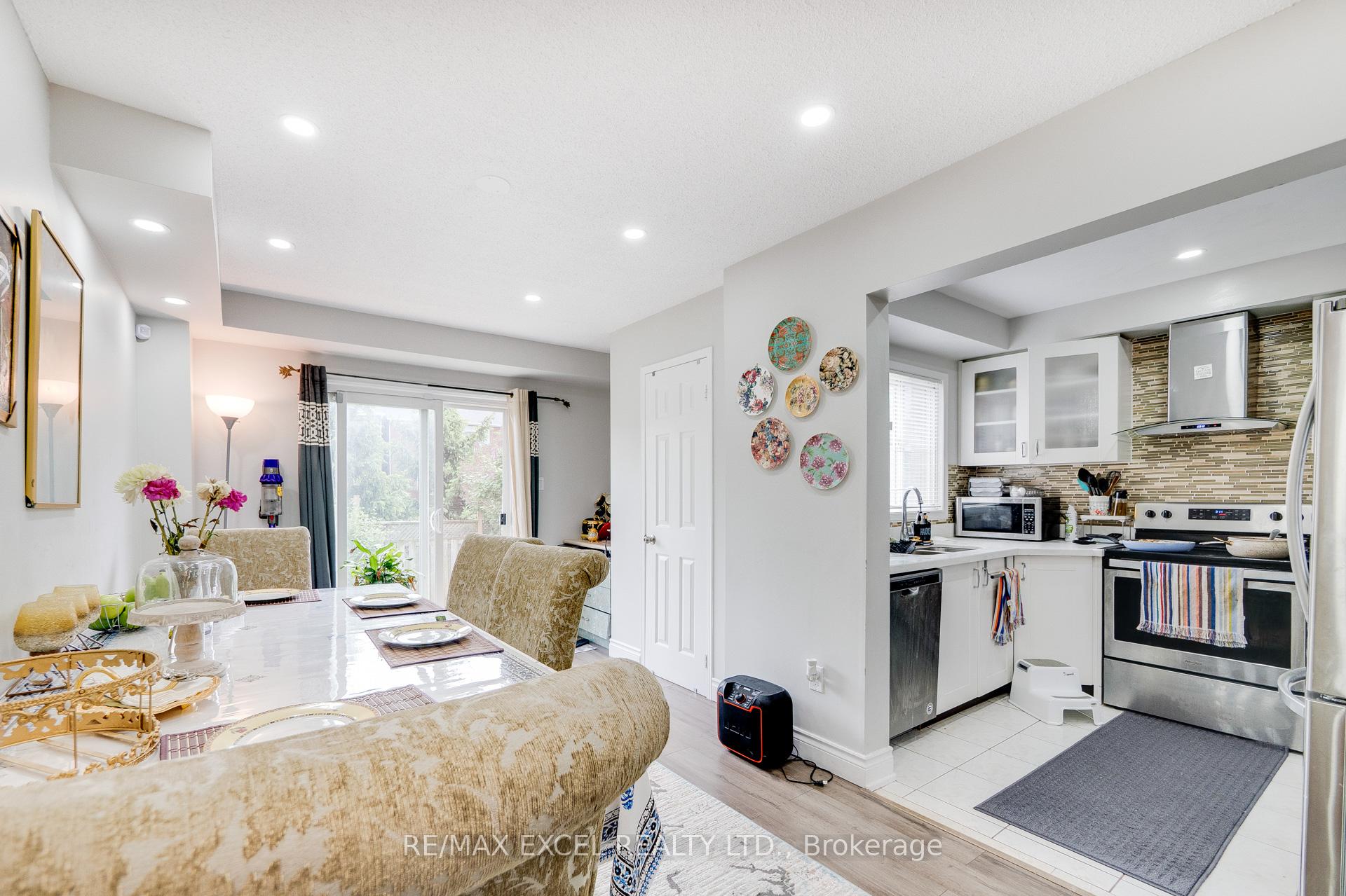 Photo 12 of 5146 Porter Street, Burlington, Uptown — HOMEH